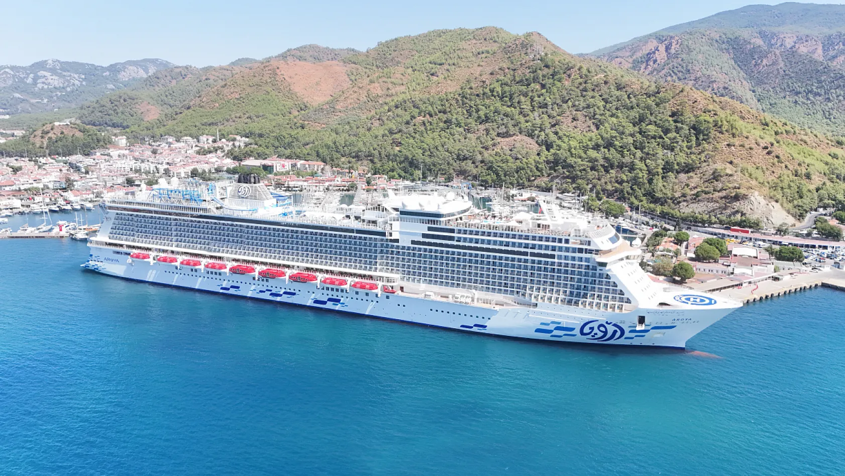 'Aroya' kruvaziyeri 2 bin 684 yolcusuyla Marmaris'e geldi