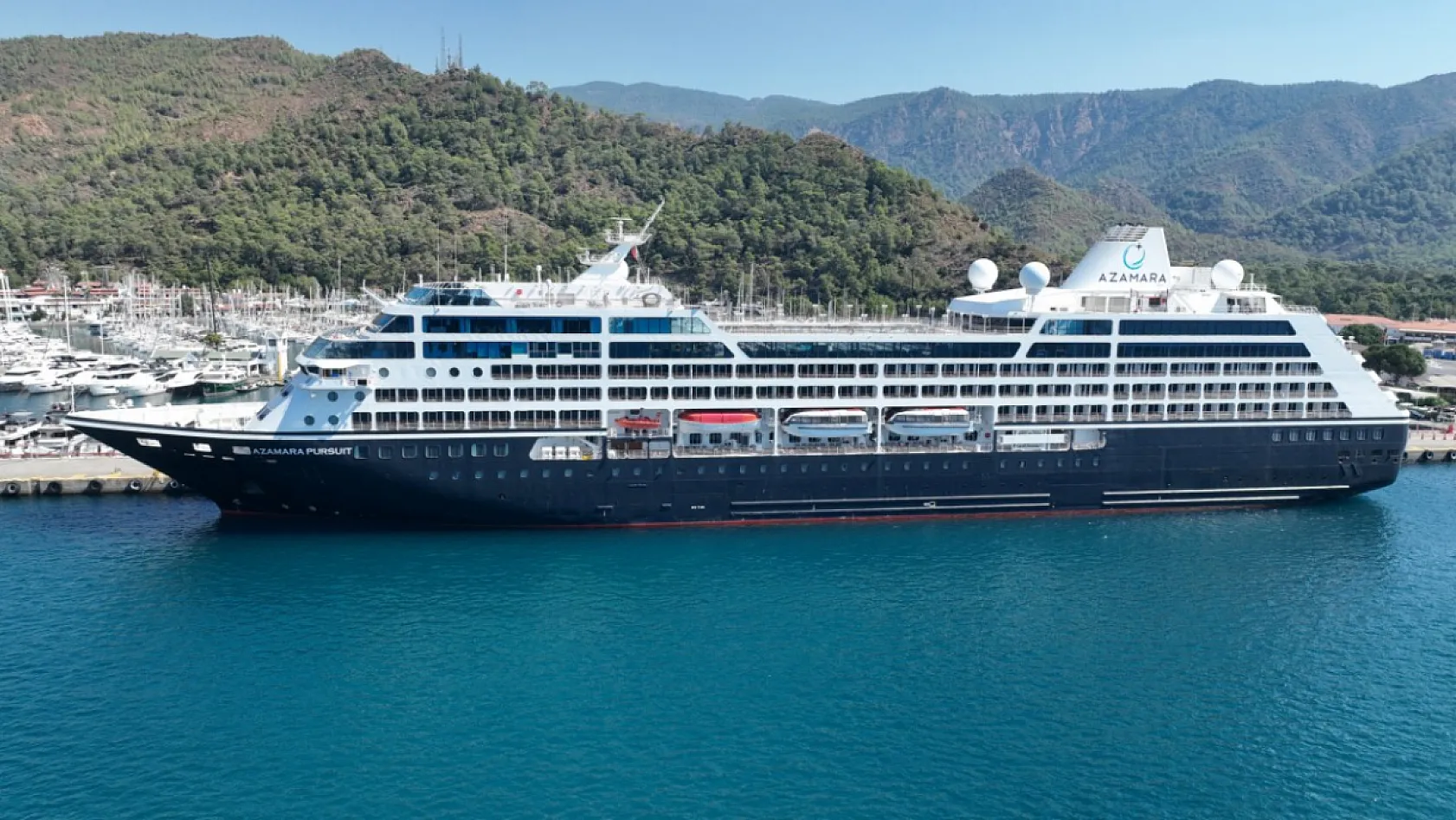 'Azamara Pursuit' kruvaziyeri 680 yolcusuyla Marmaris'e geldi