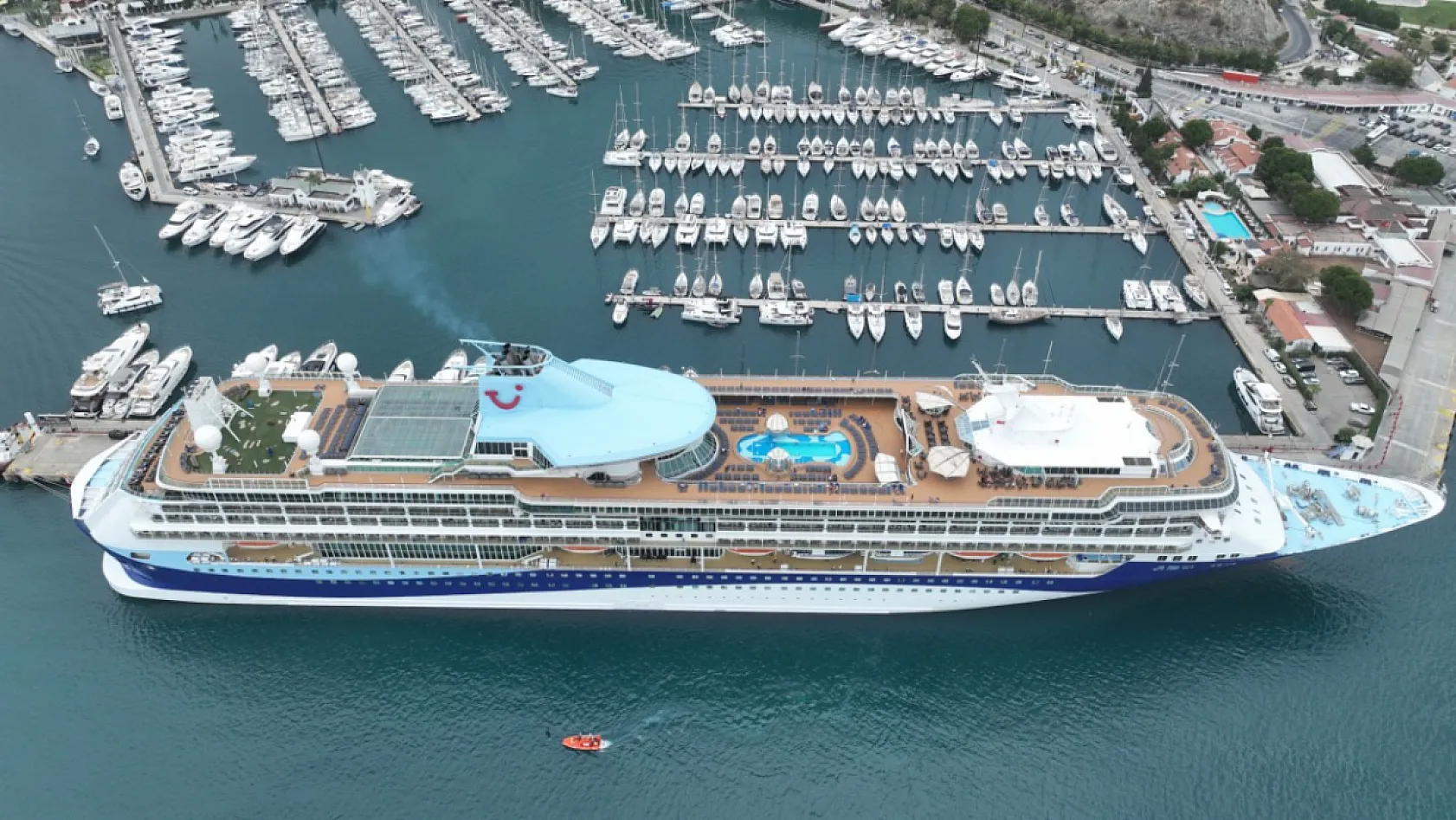 'Marella Discovery 2' kruvaziyeri Marmaris'e 1695 turist getirdi