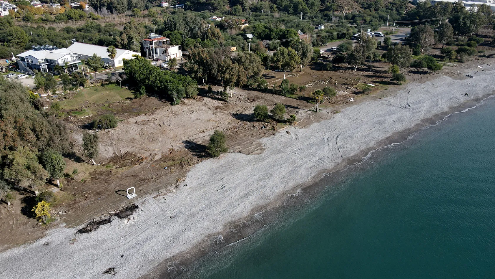 Fethiye sahilinde imara aykırı yapıların yıkımı tamamlandı