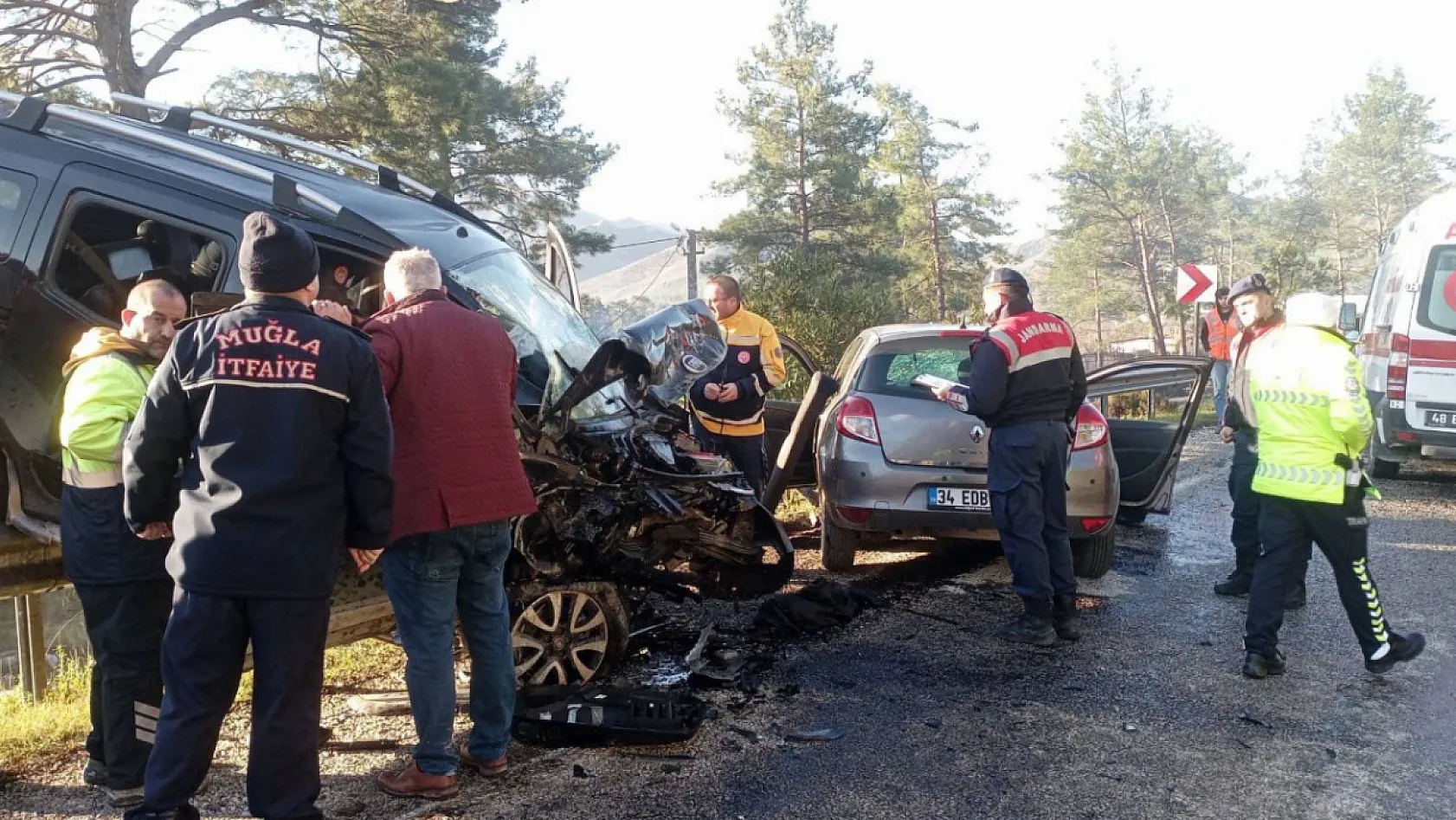 Muğla'da hafif ticari araç ile otomobilin çarpıştığı kazada 4 kişi yaralandı