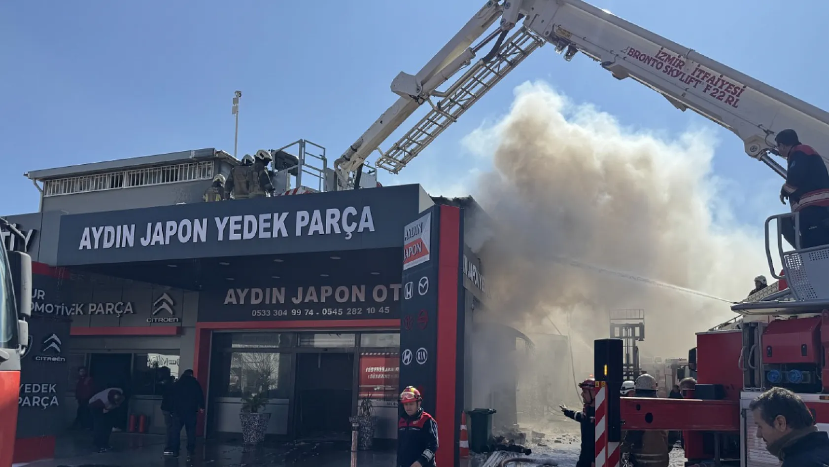 İzmir'de yedek parça dükkanında çıkıp 2 iş yerine sıçrayan yangın kontrol altında