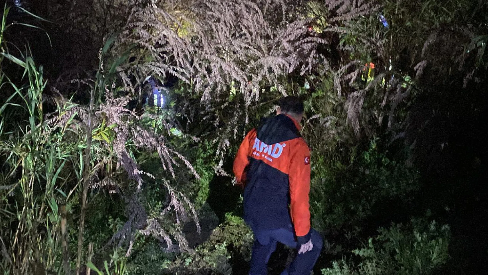 Aydın'da taşan çayın sularına kapılan sürücü kurtarıldı