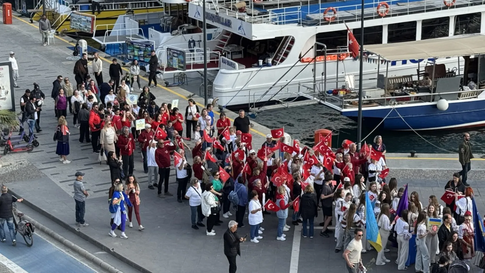 Marmaris'te dünya çocukları 'barış' için fidan dikti