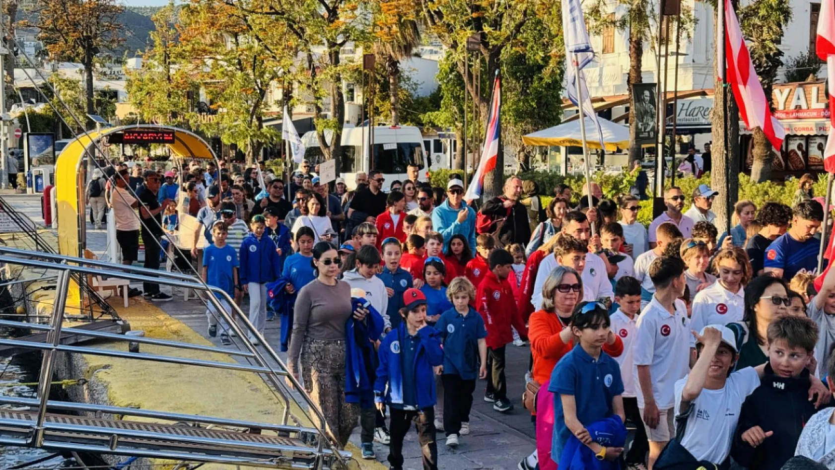 14. Bodrum Uluslararası Optimist Yarışları'nın kortej yürüyüşü yapıldı