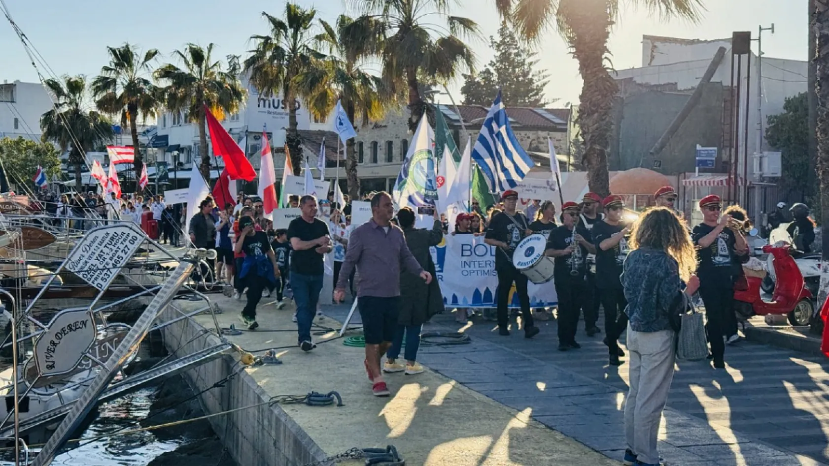 14. Bodrum Uluslararası Optimist Yarışları'nın kortej yürüyüşü yapıldı