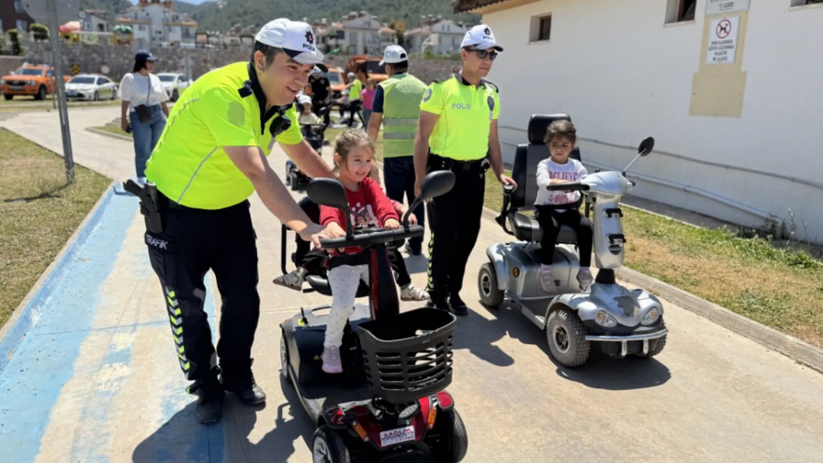 Fethiye'de anaokulu öğrencilerine uygulamalı trafik eğitimi verildi