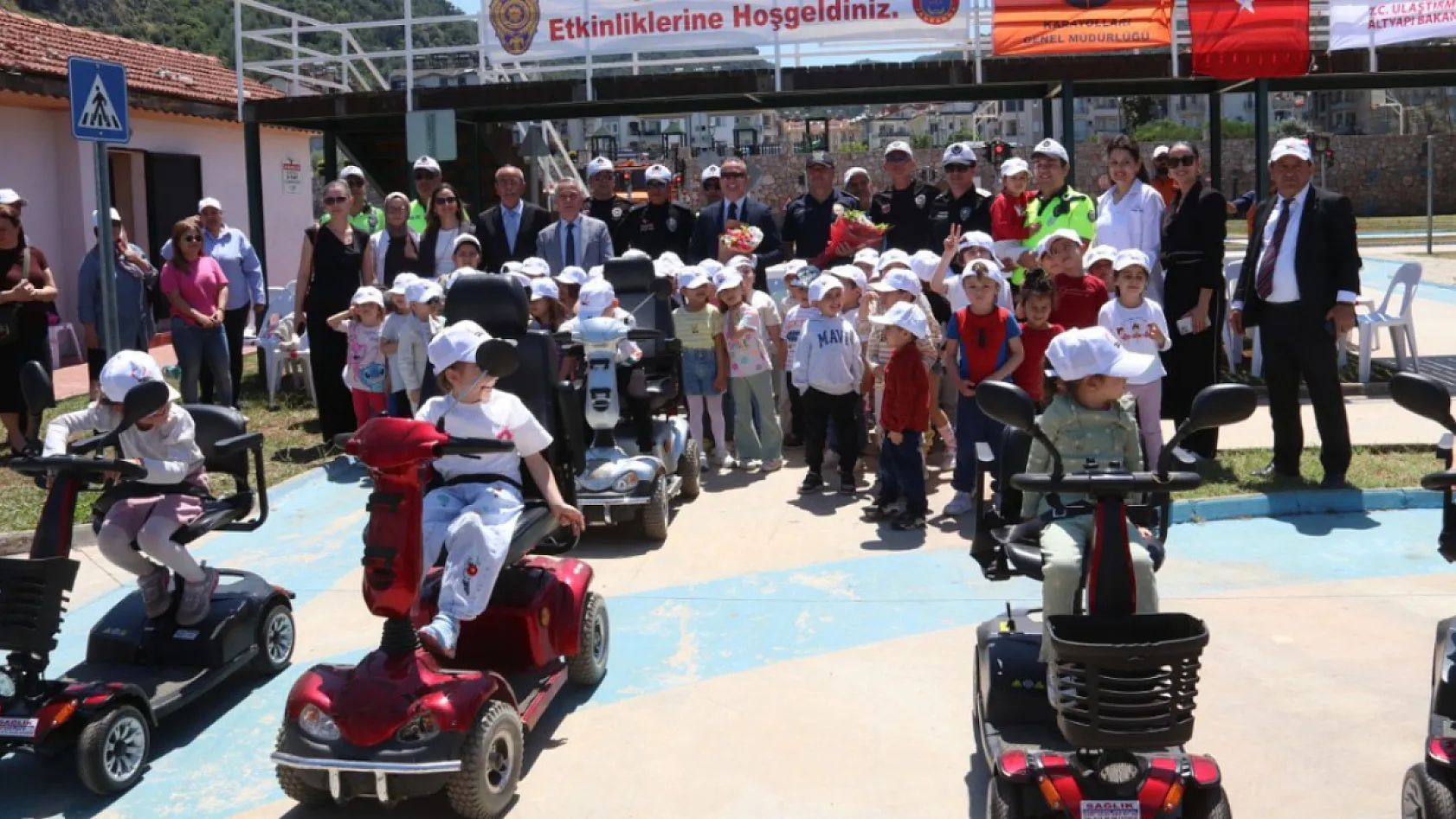 Fethiye'de anaokulu öğrencilerine uygulamalı trafik eğitimi verildi
