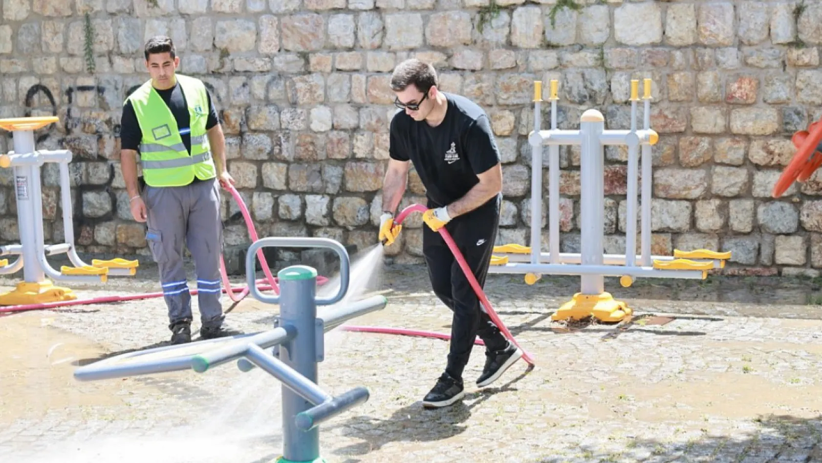 Bodrum'da dalgıçlar denizden yaklaşık 2 ton atık çıkardı