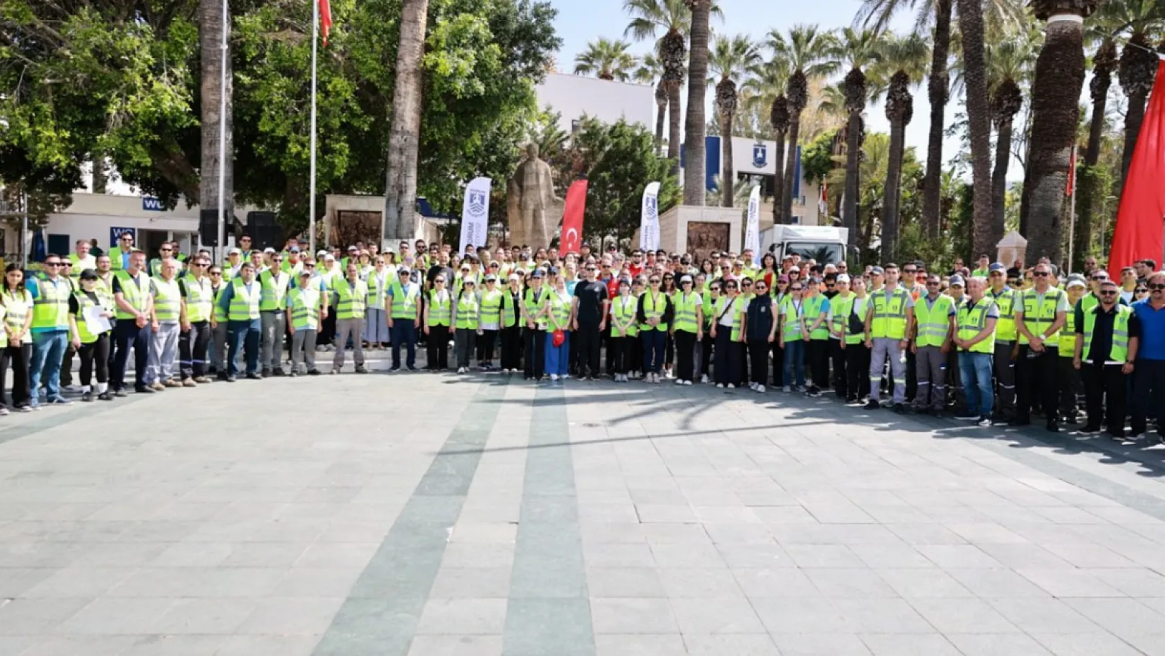 Bodrum'da dalgıçlar denizden yaklaşık 2 ton atık çıkardı