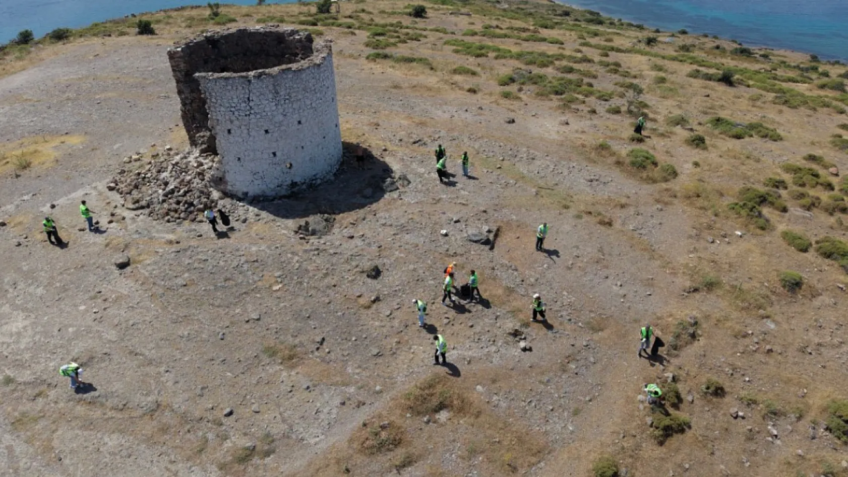 Bodrum'da dalgıçlar denizden yaklaşık 2 ton atık çıkardı
