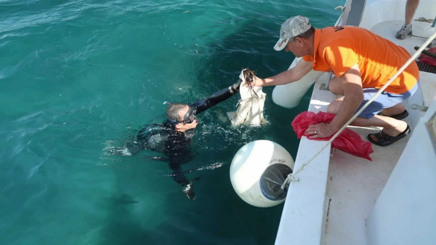 Bodrum'da dalgıçlar denizden yaklaşık 2 ton atık çıkardı
