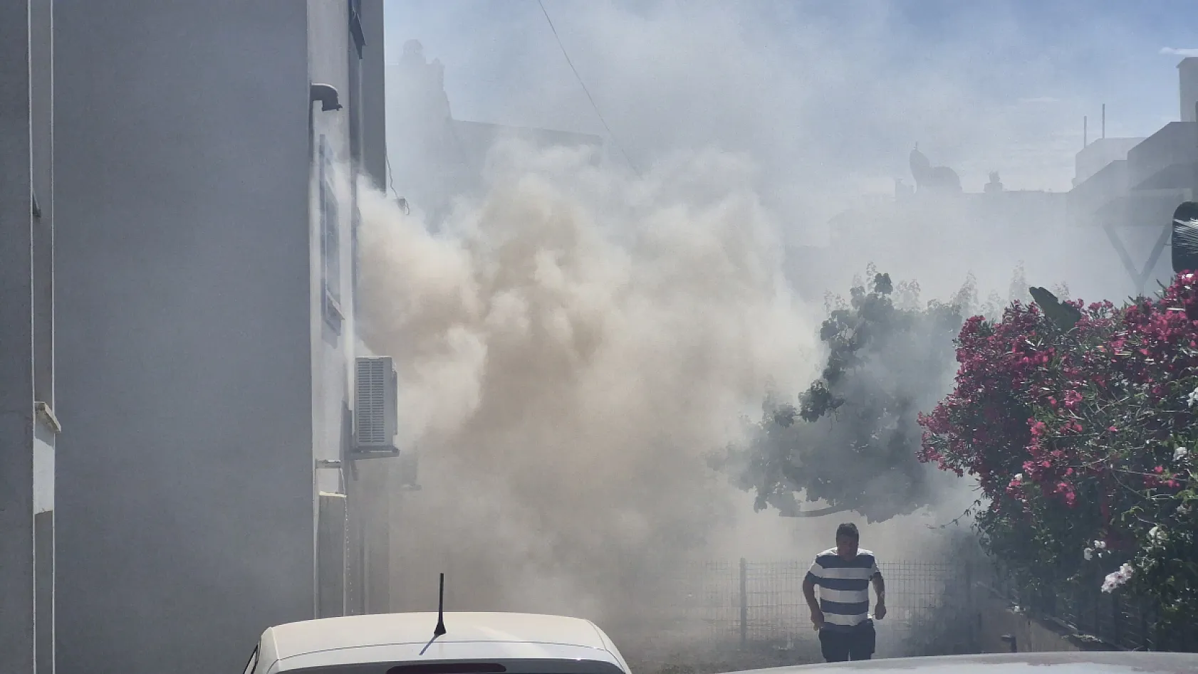 Bodrum'da binada çıkan yangında mahsur kalan 2 kişi kurtarıldı