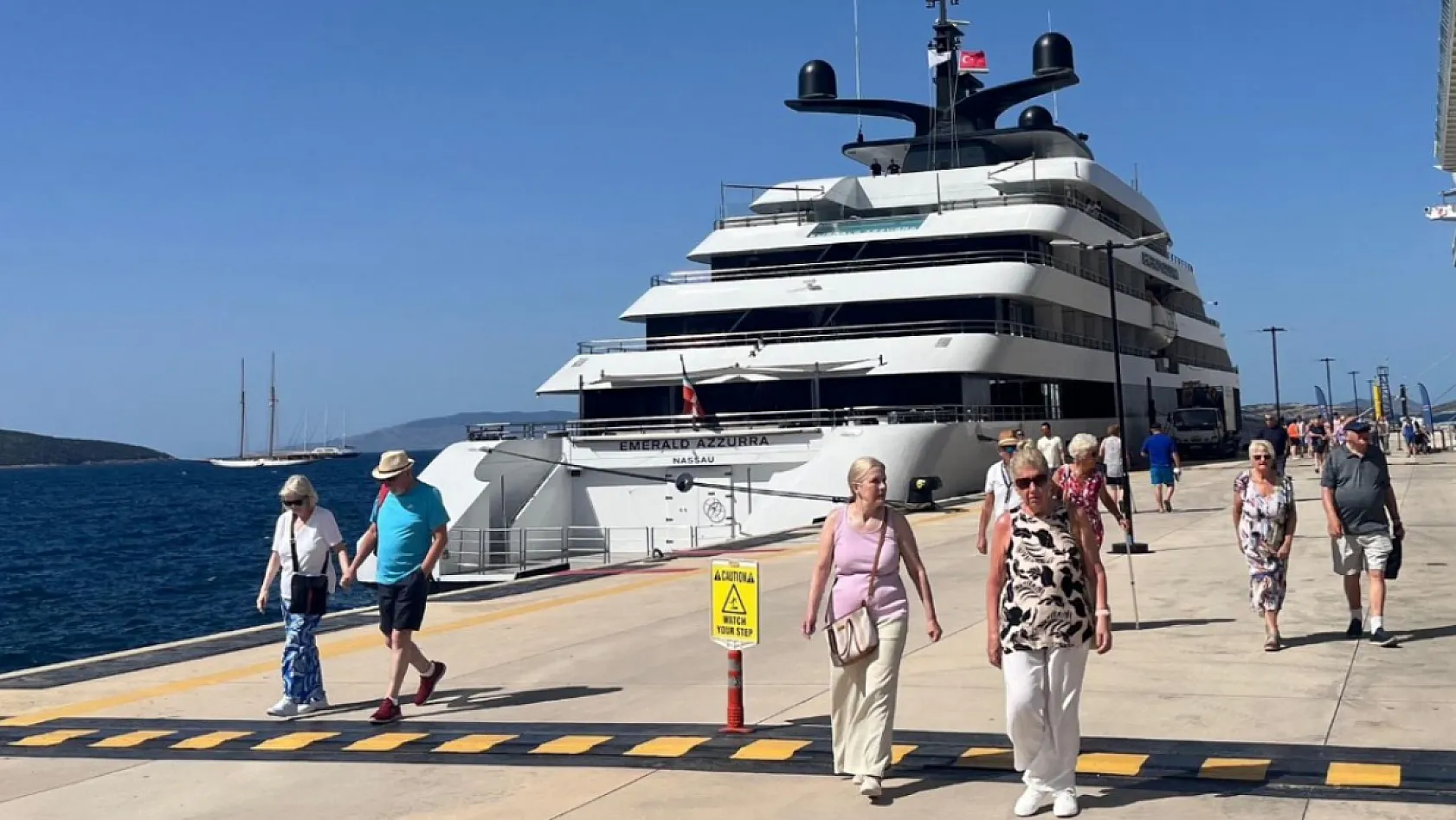 Bodrum'a iki kruvaziyerle 1860 turist geldi