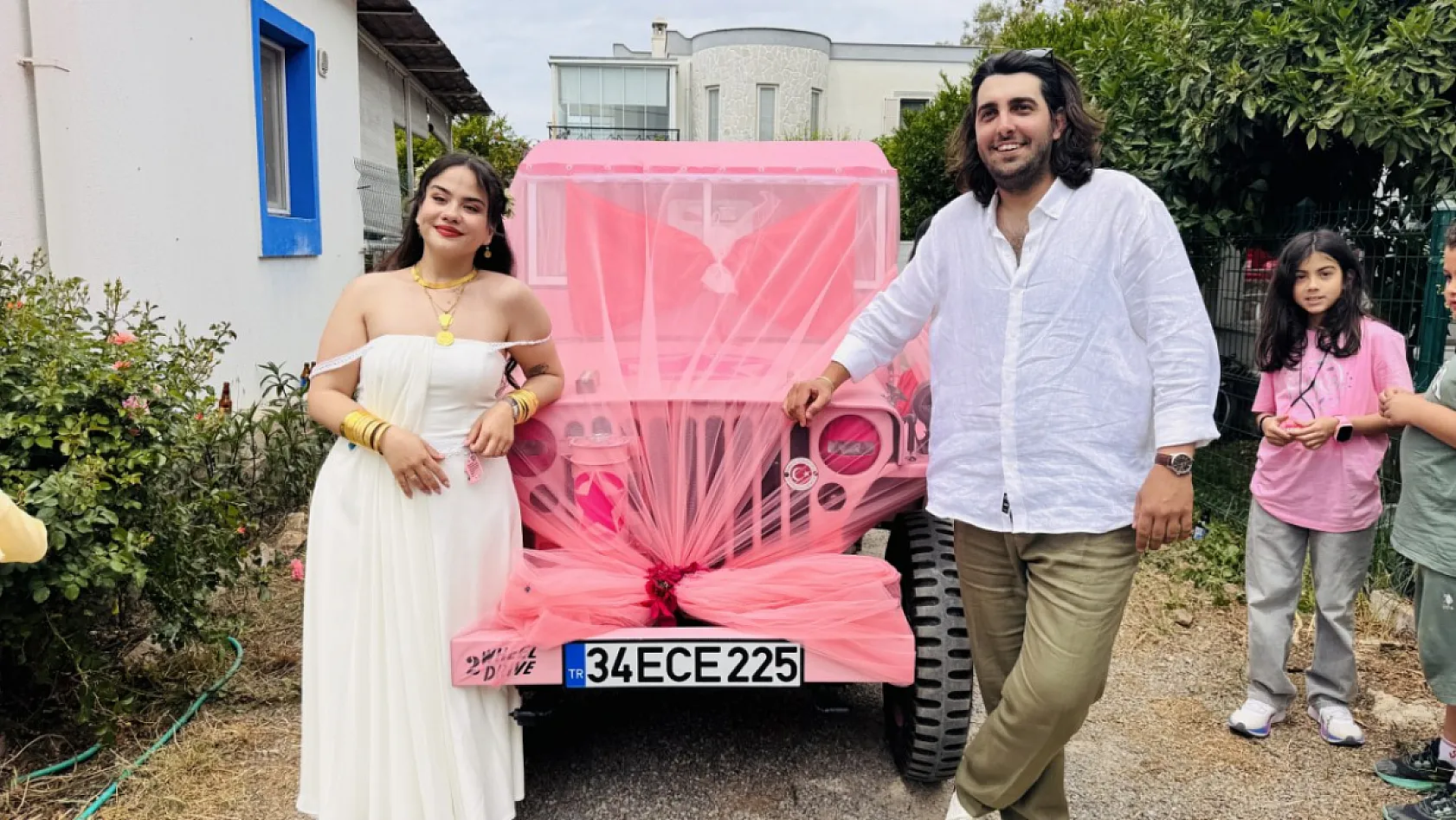 Bodrum'da baba oğuldan gelin adayına pembe cip sürprizi