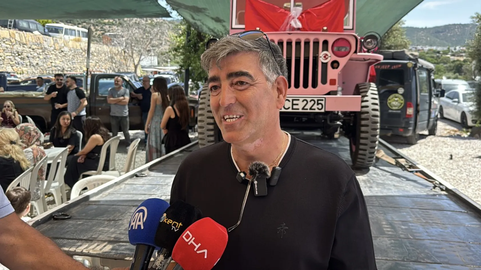 Bodrum'da baba oğuldan gelin adayına pembe cip sürprizi
