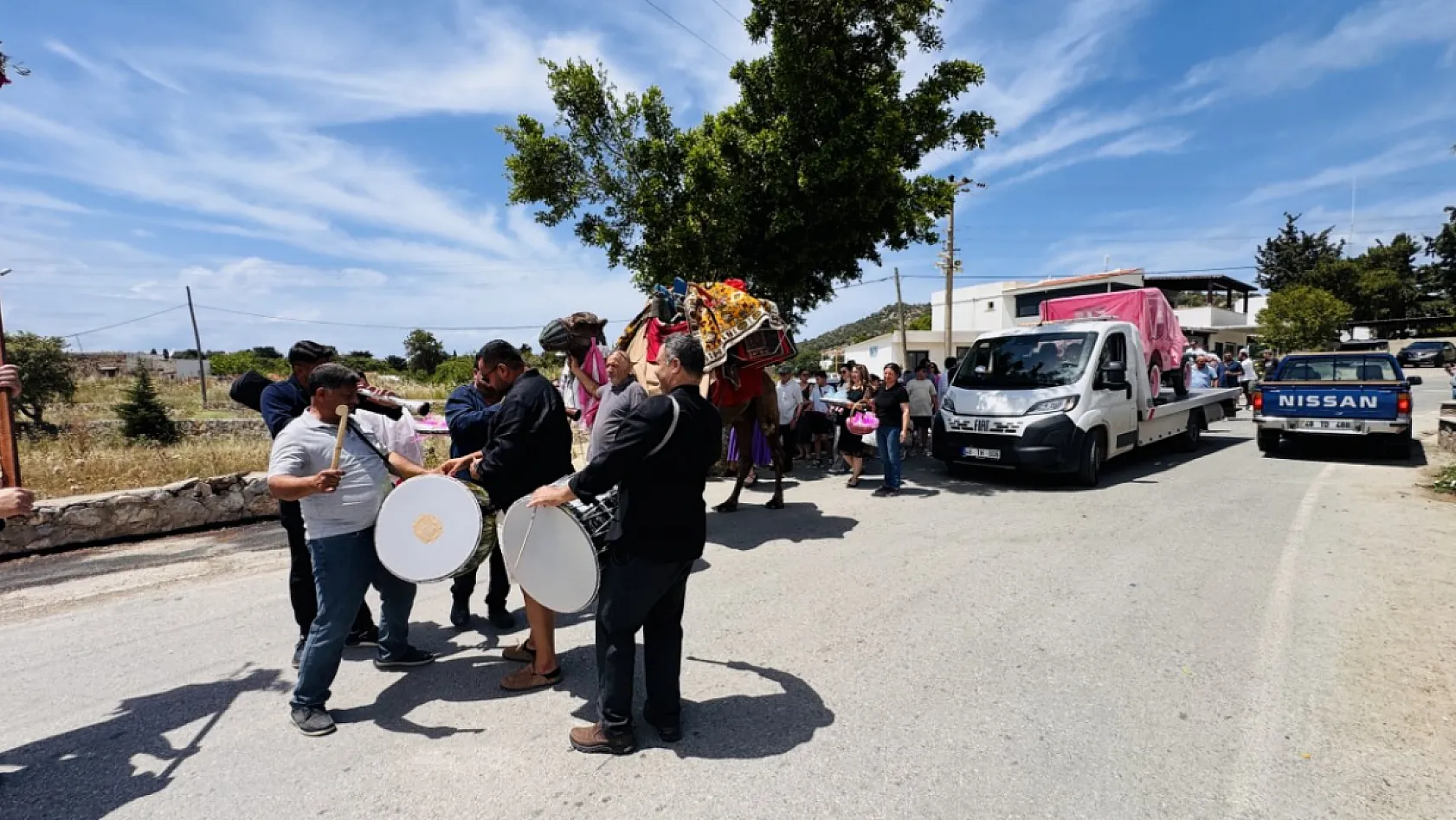 Bodrum'da baba oğuldan gelin adayına pembe cip sürprizi