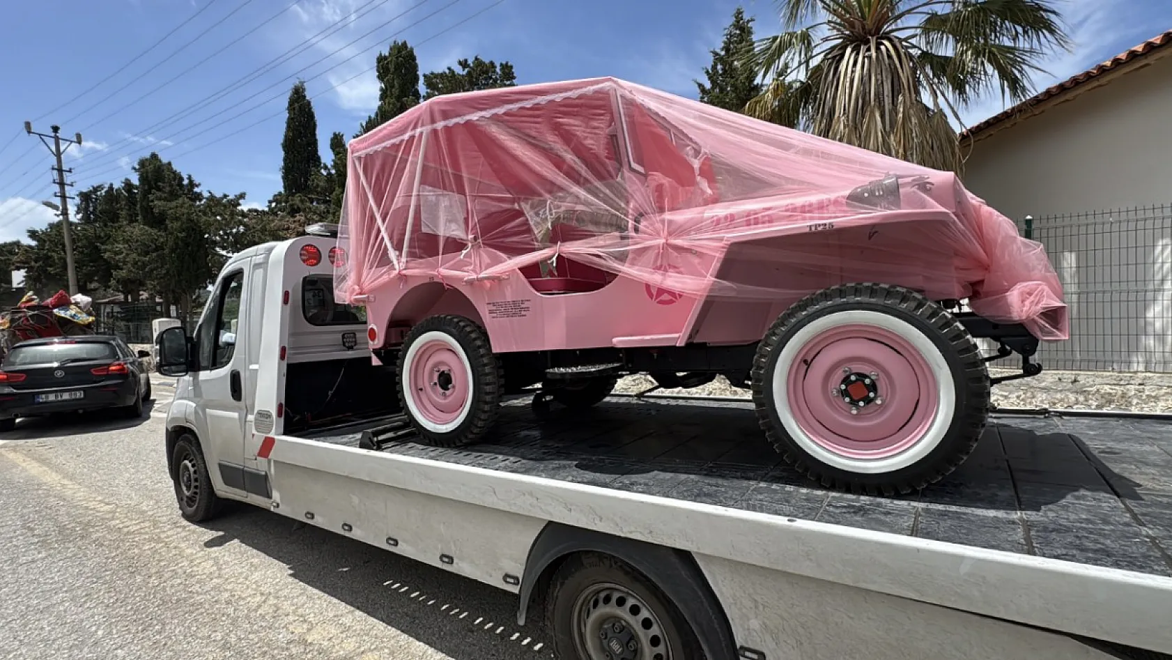 Bodrum'da baba oğuldan gelin adayına pembe cip sürprizi
