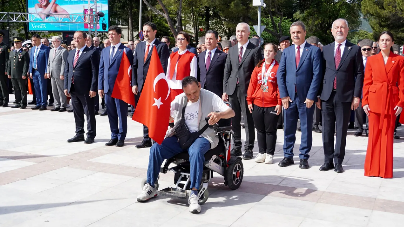 Muğla'da engelli kişinin bayrak ve İstiklal Marşı hassasiyeti duygulandırdı