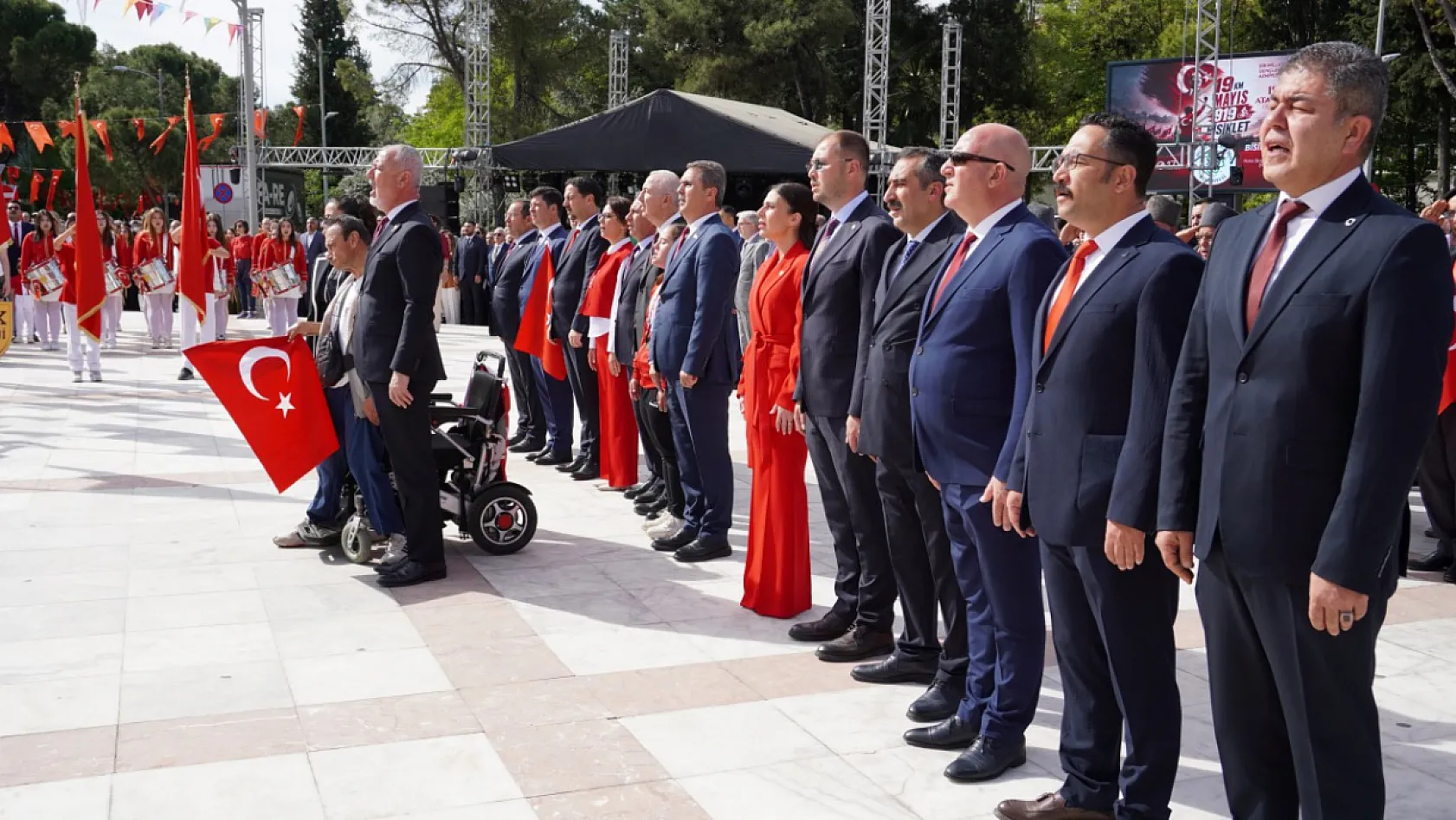 Muğla'da engelli kişinin bayrak ve İstiklal Marşı hassasiyeti duygulandırdı