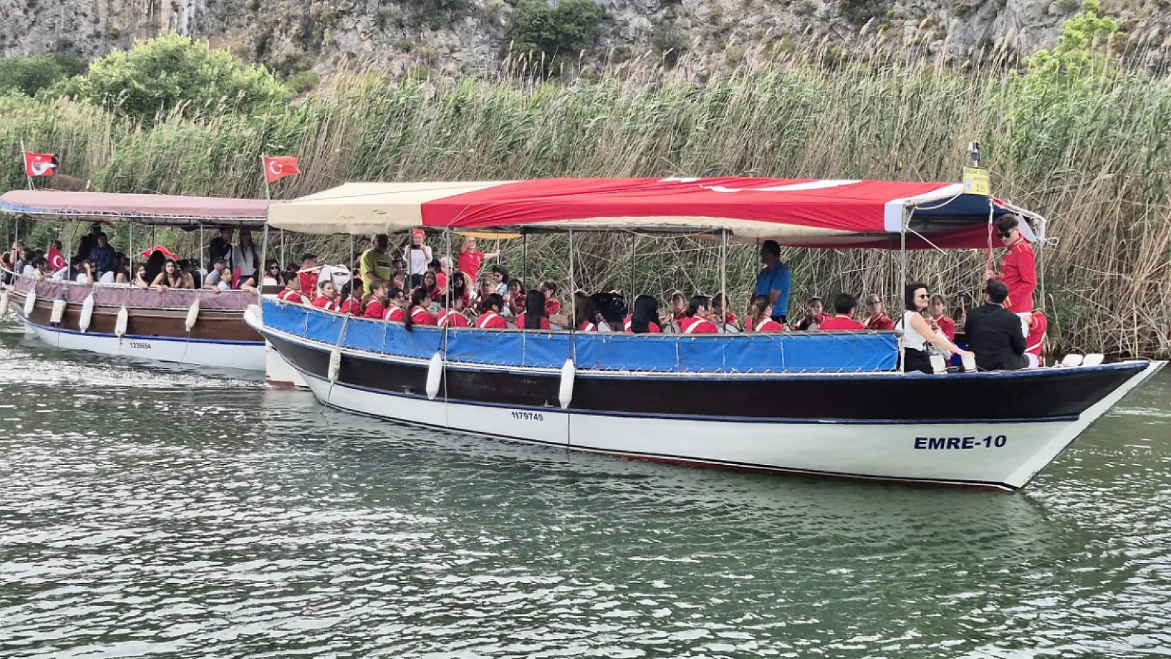 Dalyan Kanalı'nda, 19 Mayıs Atatürk'ü Anma, Gençlik ve Spor Bayramı teknelerle kutlandı