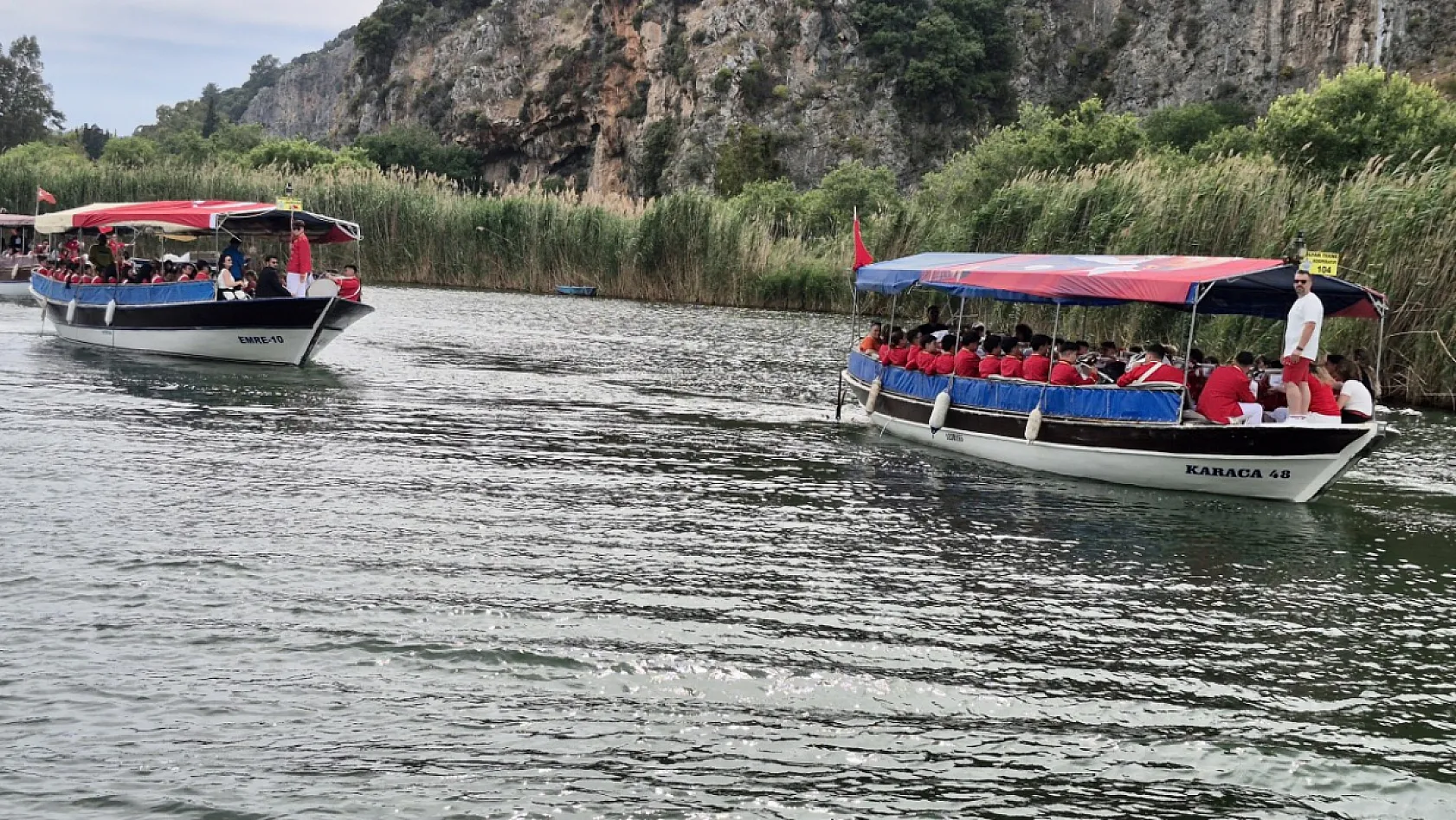 Dalyan Kanalı'nda, 19 Mayıs Atatürk'ü Anma, Gençlik ve Spor Bayramı teknelerle kutlandı