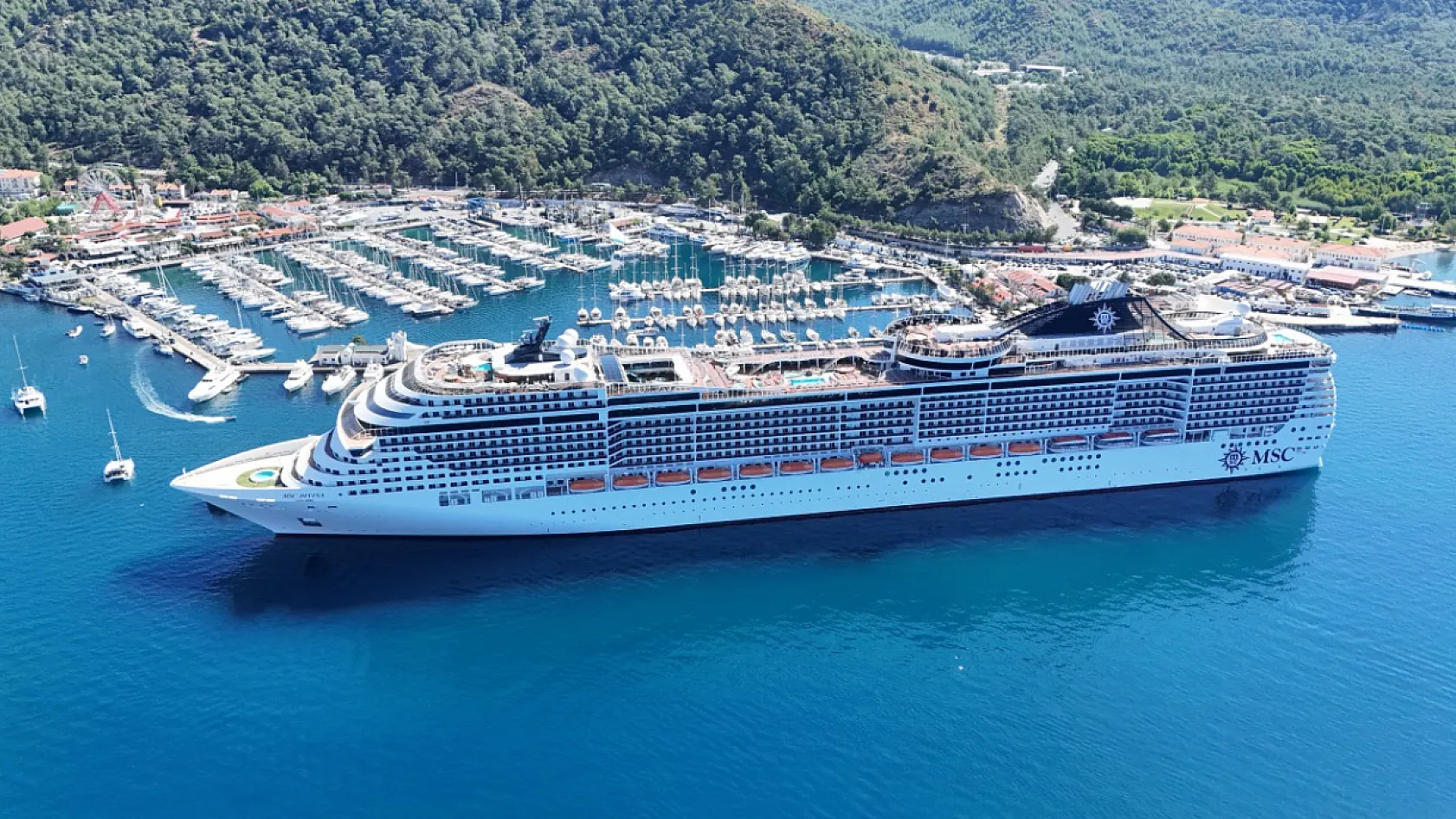 Marmaris'e 'MSC Divina' kruvaziyeri 3 bin 786 turistle geldi