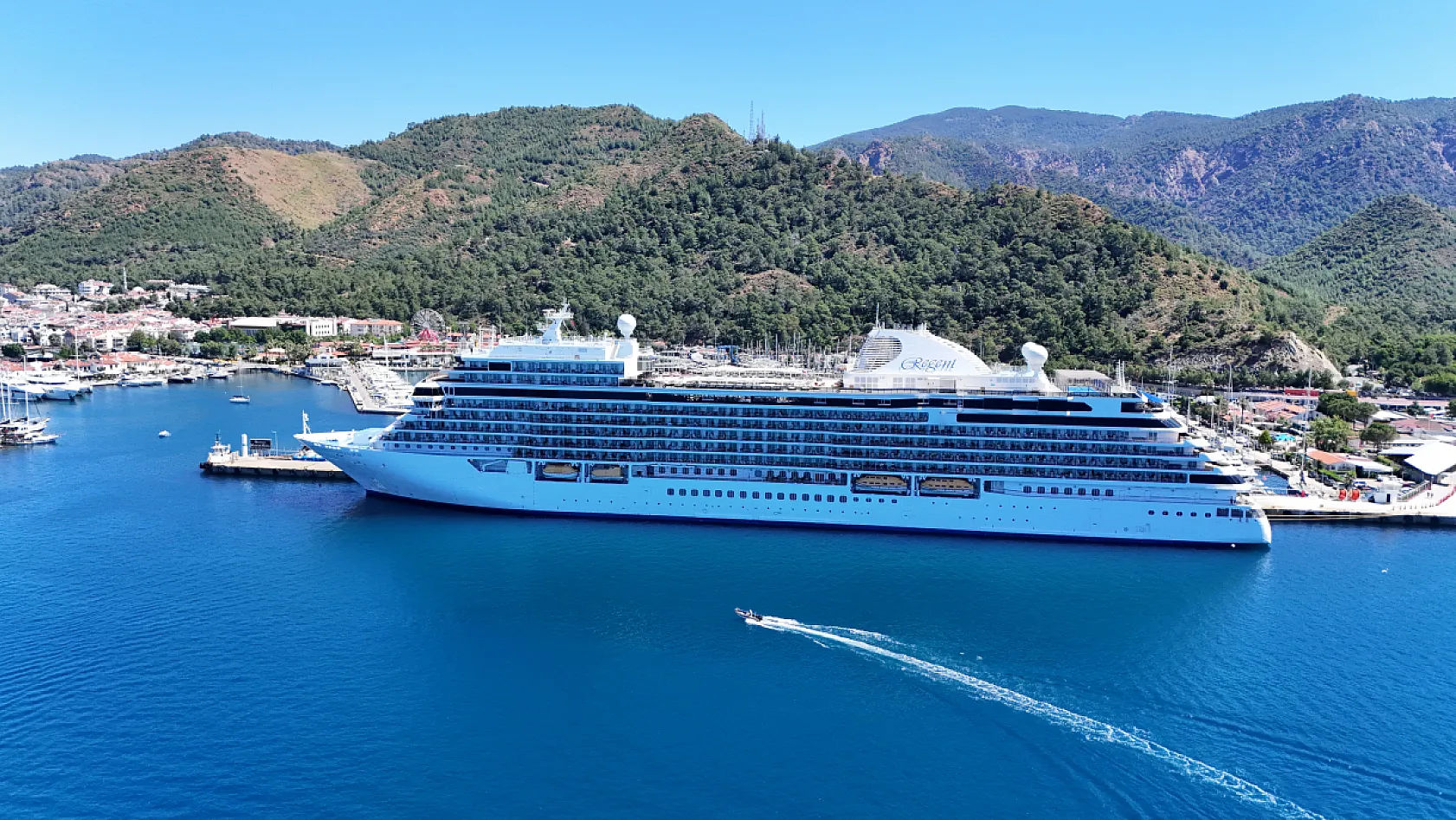 Marmaris'e 'Seven Seas Splendor' kruvaziyeriyle 655 turist geldi