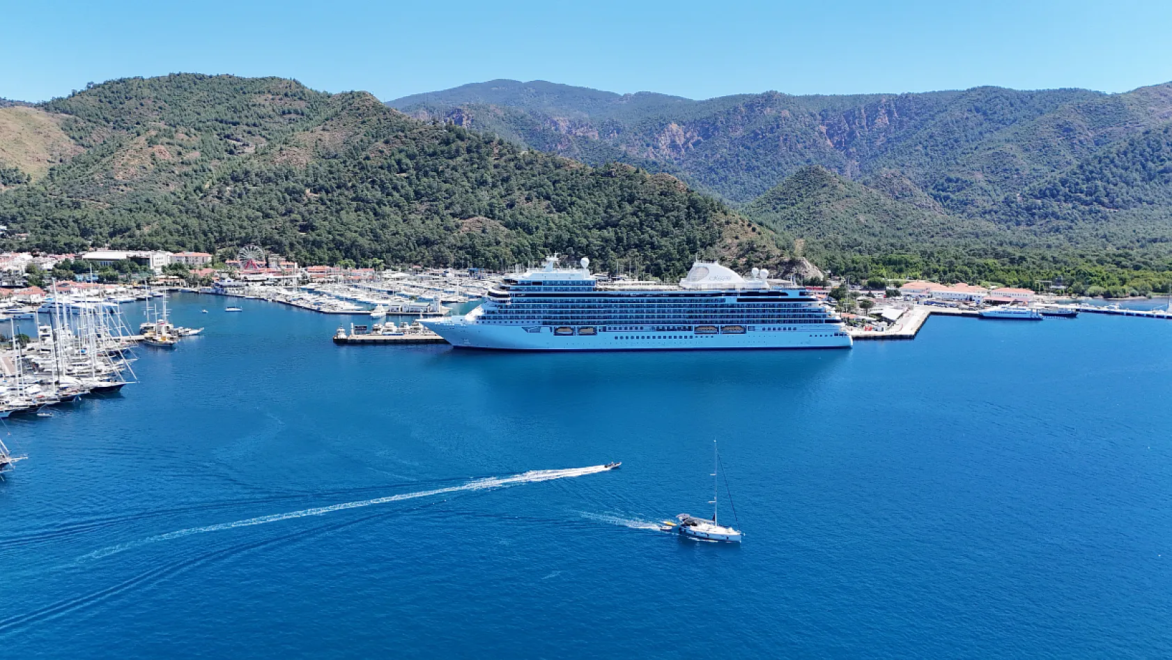 Marmaris'e 'Seven Seas Splendor' kruvaziyeriyle 655 turist geldi