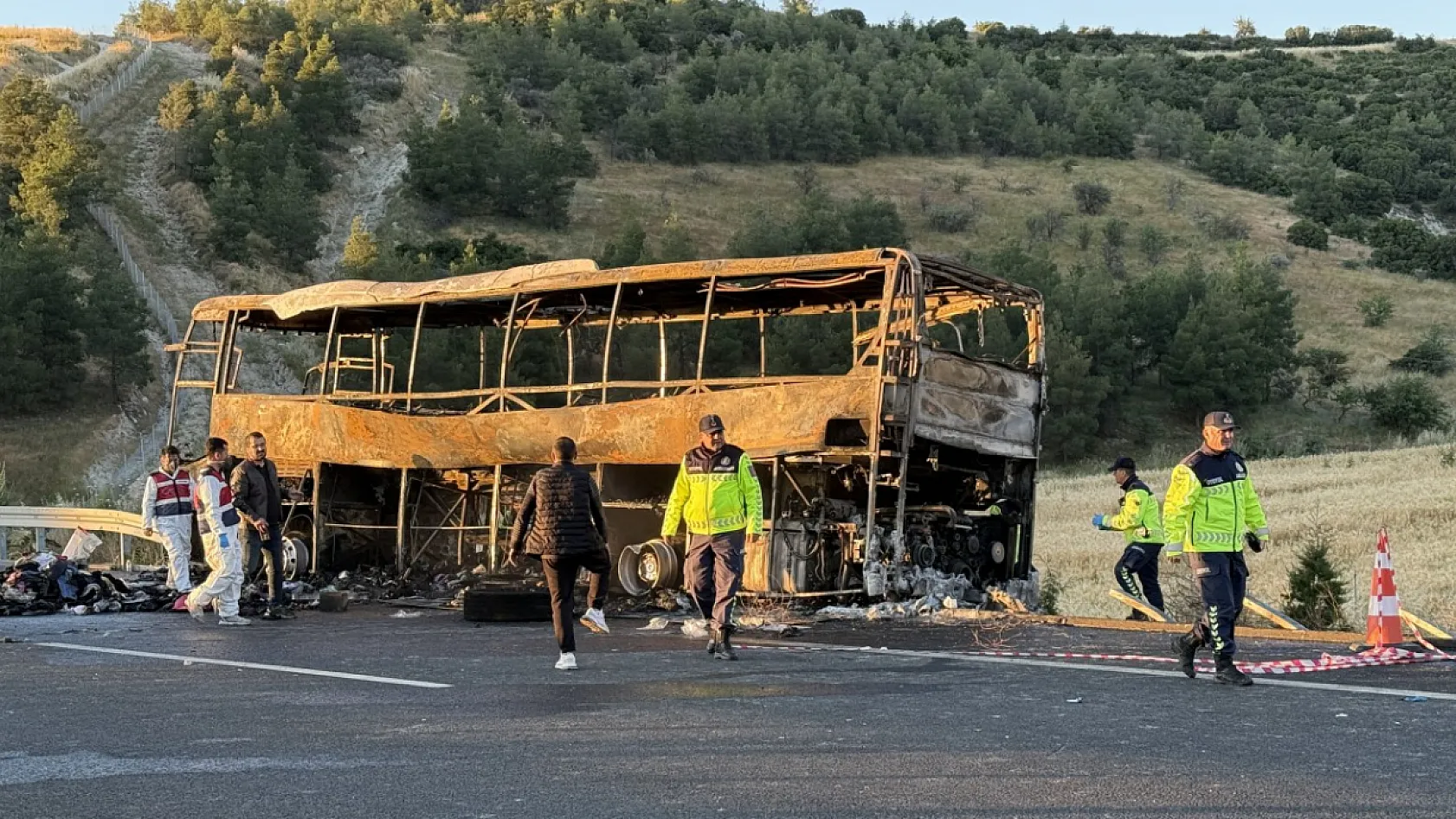 Denizli'de bariyerlere çarparak yanan yolcu otobüsündeki 8 kişi öldü, 33 kişi yaralandı