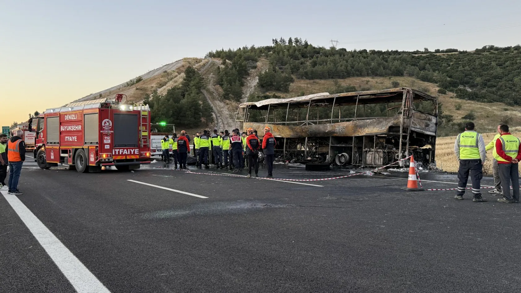 Denizli'de bariyerlere çarparak yanan yolcu otobüsündeki 8 kişi öldü, 33 kişi yaralandı