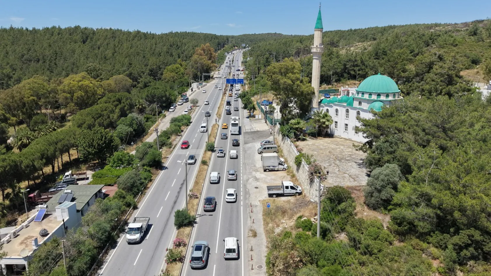 Muğla'daki kara yollarında tatilcilerin bayram dönüşü yoğunluğu sürüyor
