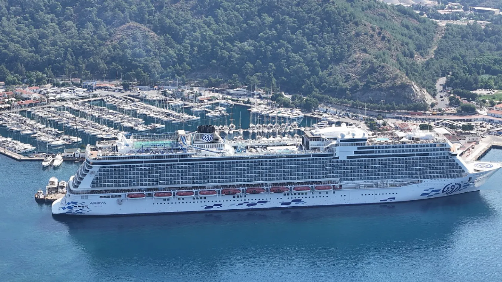Marmaris'e 'Aroya' kruvaziyeri 2 bin 41 turist getirdi