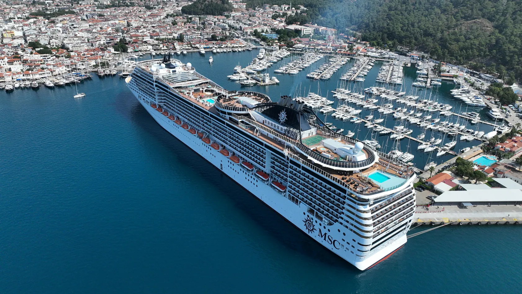 Marmaris'e 'MSC Divina' kruvaziyeriyle 3 bin 899 turist geldi