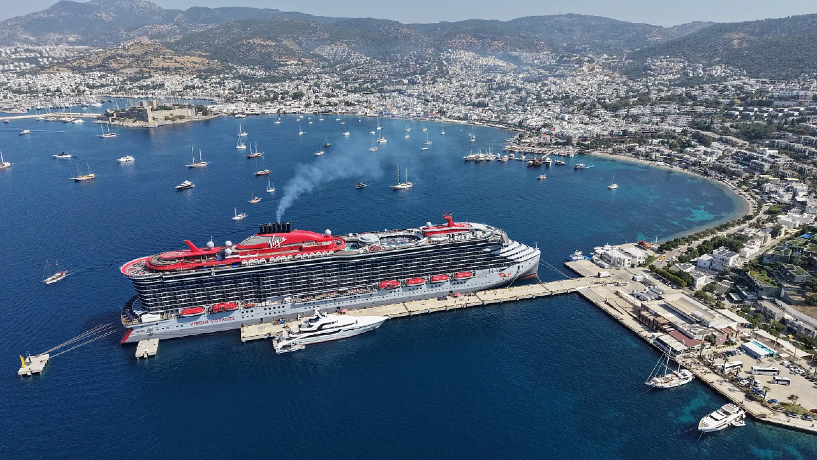 Bodrum'a 'Scarlet Lady' kruvaziyeriyle 2 bin 521 turist geldi