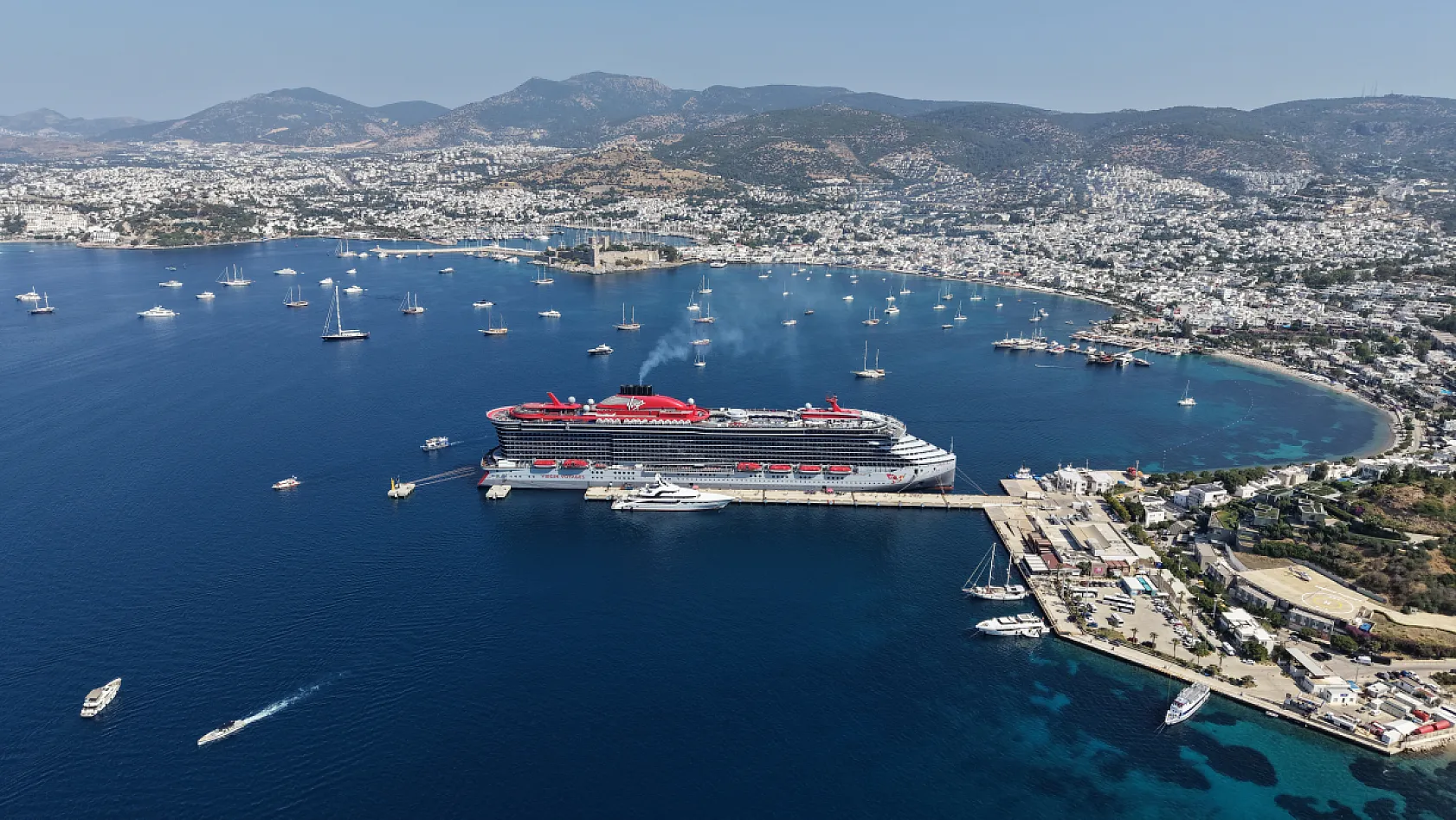 Bodrum'a 'Scarlet Lady' kruvaziyeriyle 2 bin 521 turist geldi