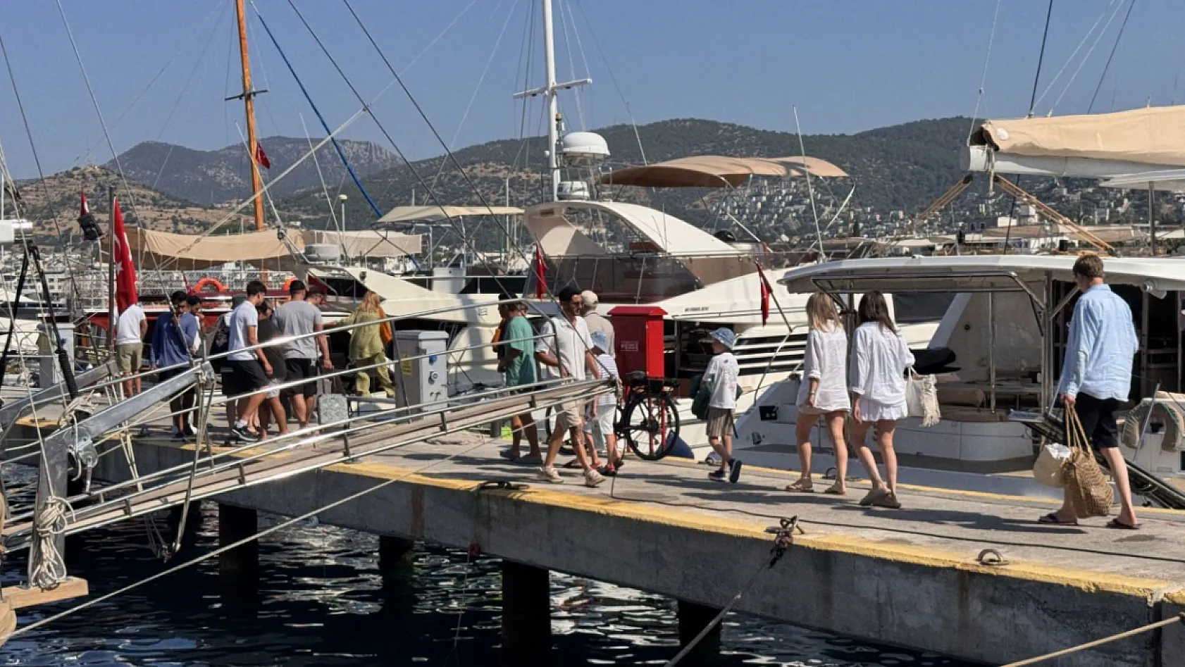 Bodrum, masmavi koyları, doğal güzellikleri ve eşsiz deniz rotalarıyla ziyaretçilerini çekiyor