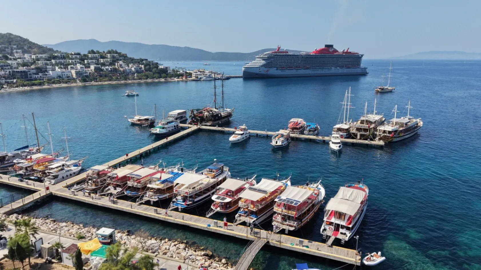 Bodrum, masmavi koyları, doğal güzellikleri ve eşsiz deniz rotalarıyla ziyaretçilerini çekiyor