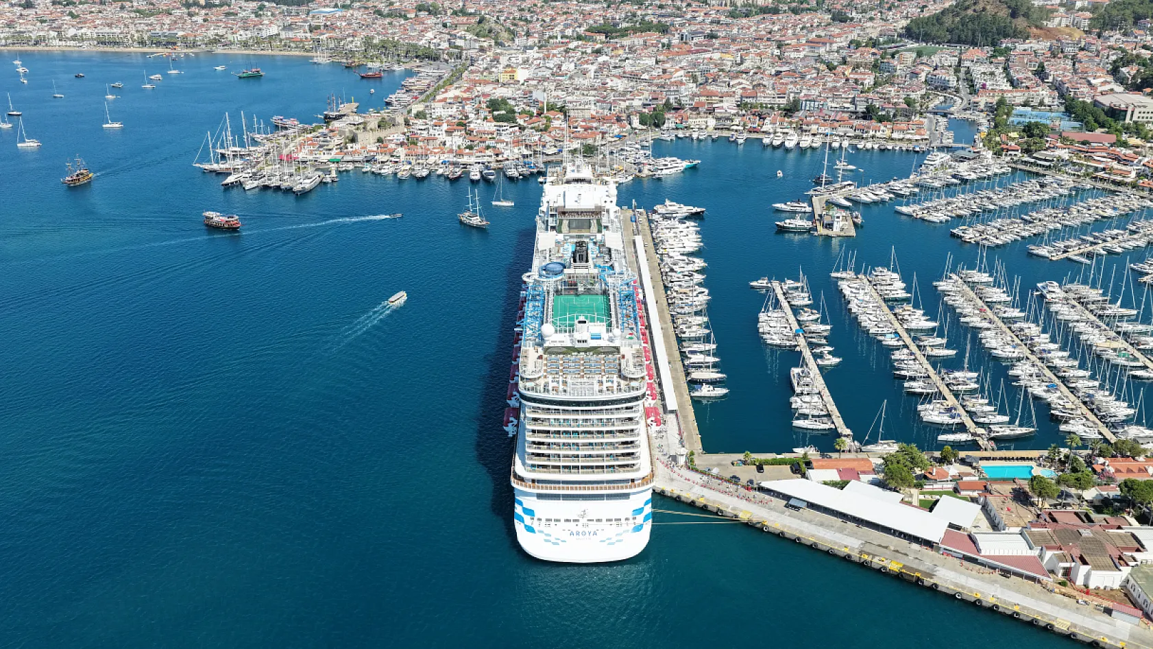 Marmaris'e 'Aroya' kruvaziyeri 1820 turist getirdi