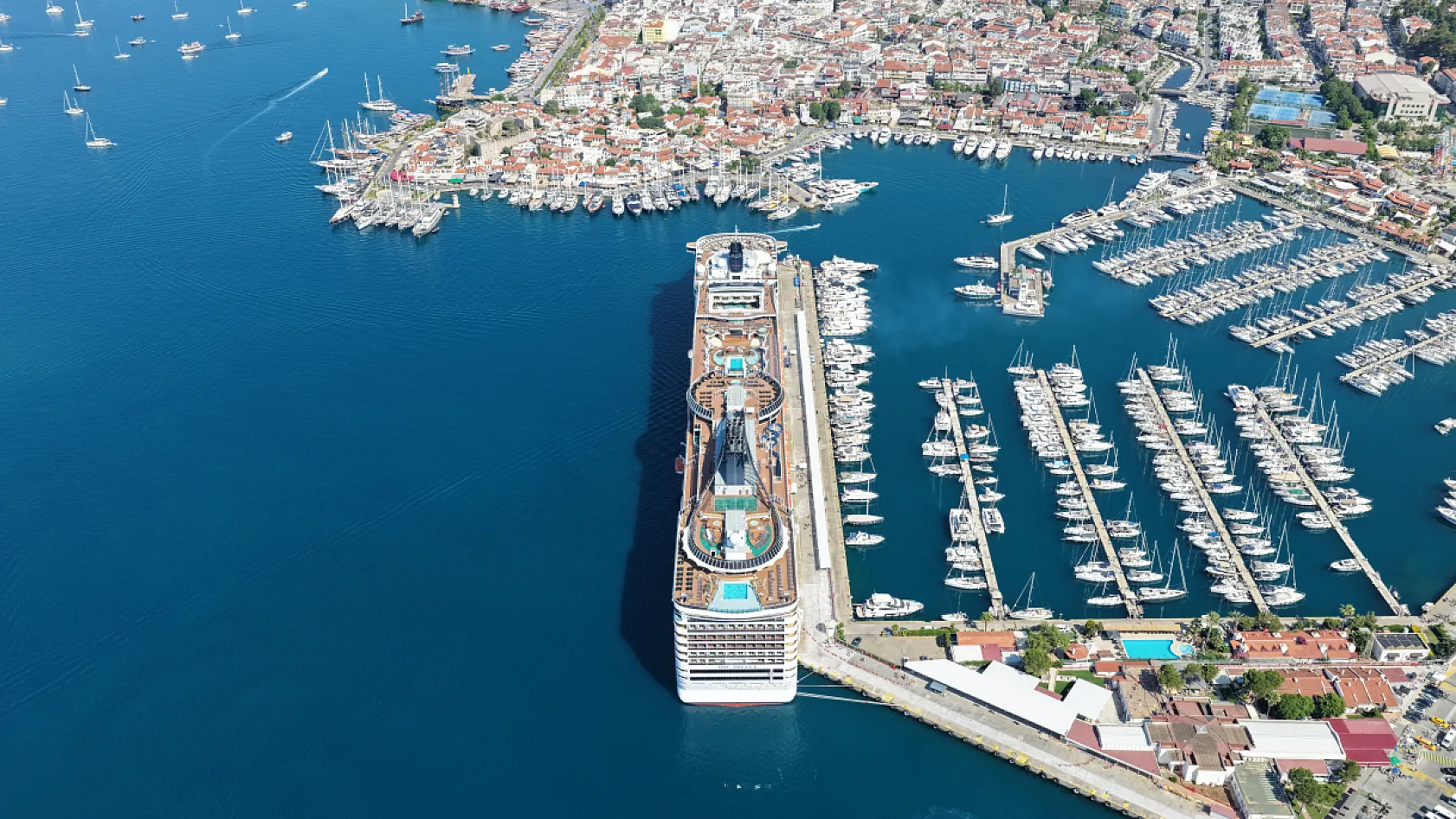 Marmaris'e 'MSC Divina' kruvaziyeriyle 4 bin 137 turist geldi