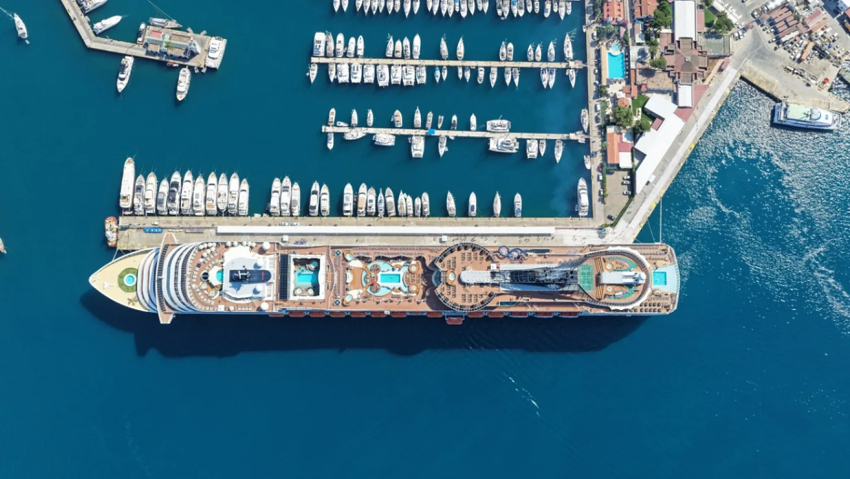 Marmaris'e 'MSC Divina' kruvaziyeriyle 4 bin 137 turist geldi
