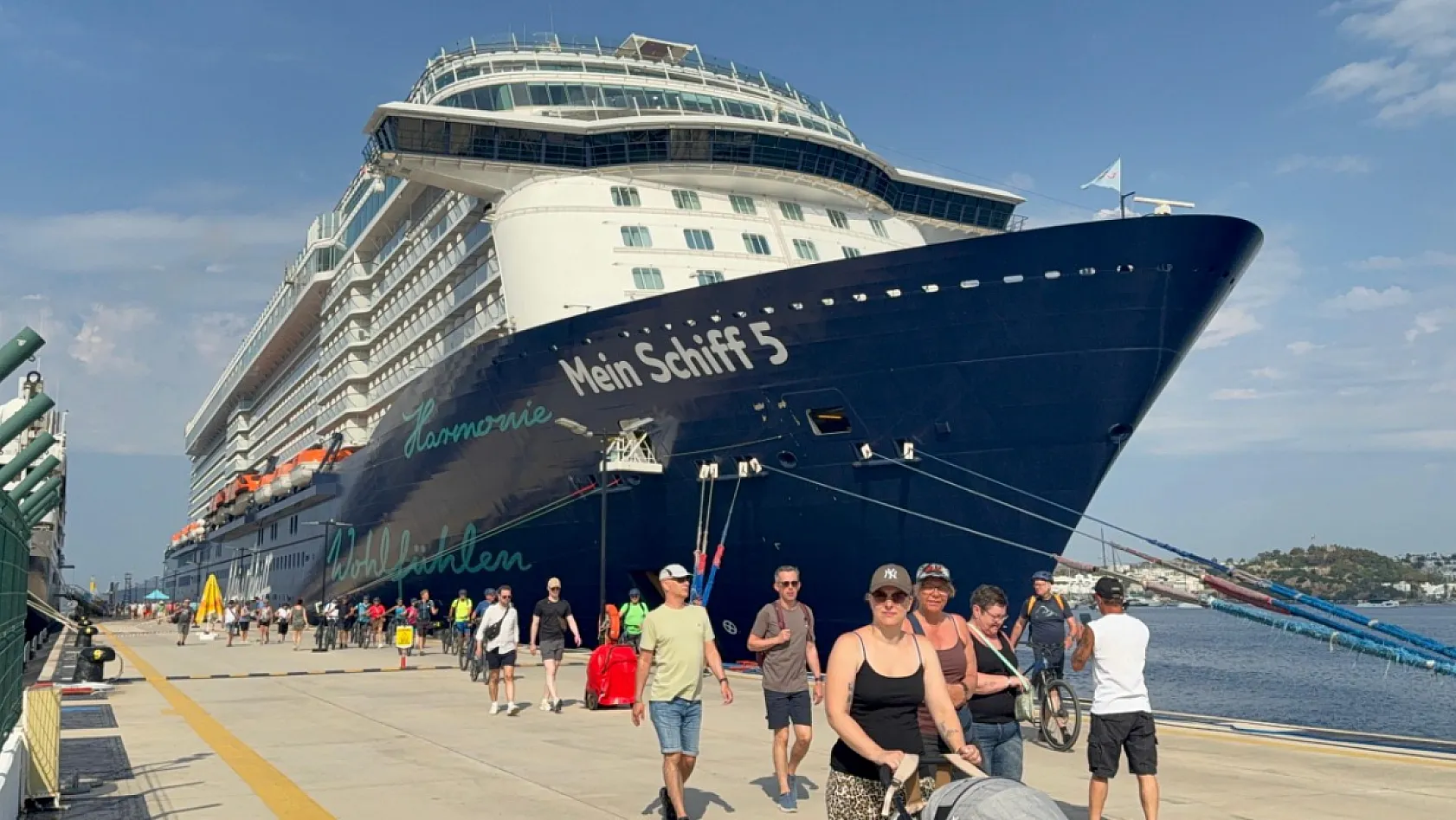 Bodrum'a iki kruvaziyerle 2 bin 583 turist geldi
