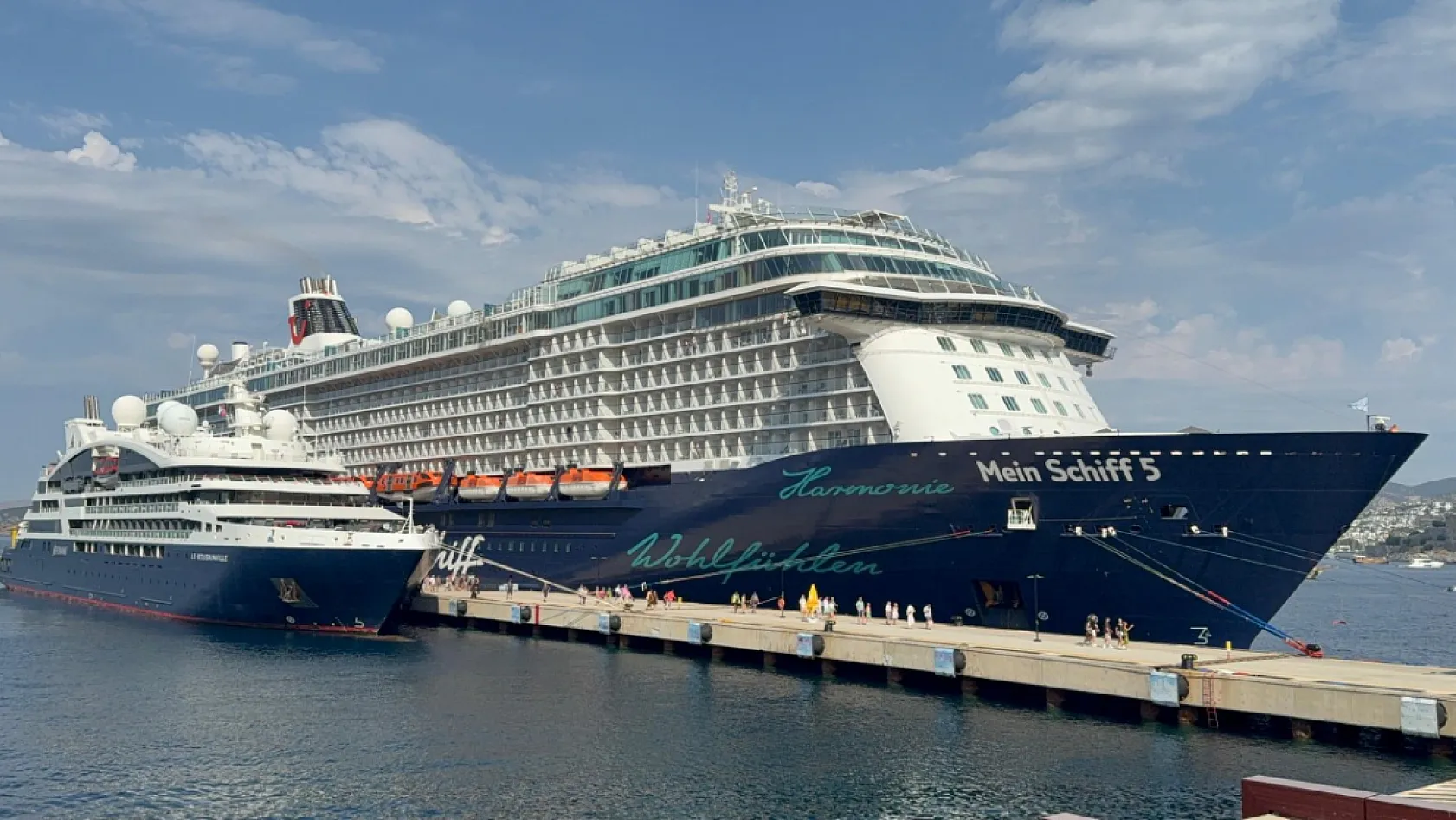 Bodrum'a iki kruvaziyerle 2 bin 583 turist geldi
