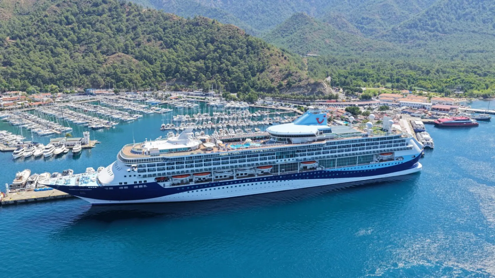 'Marella Discovery' kruvaziyeri Marmaris'e 1750 turistle geldi