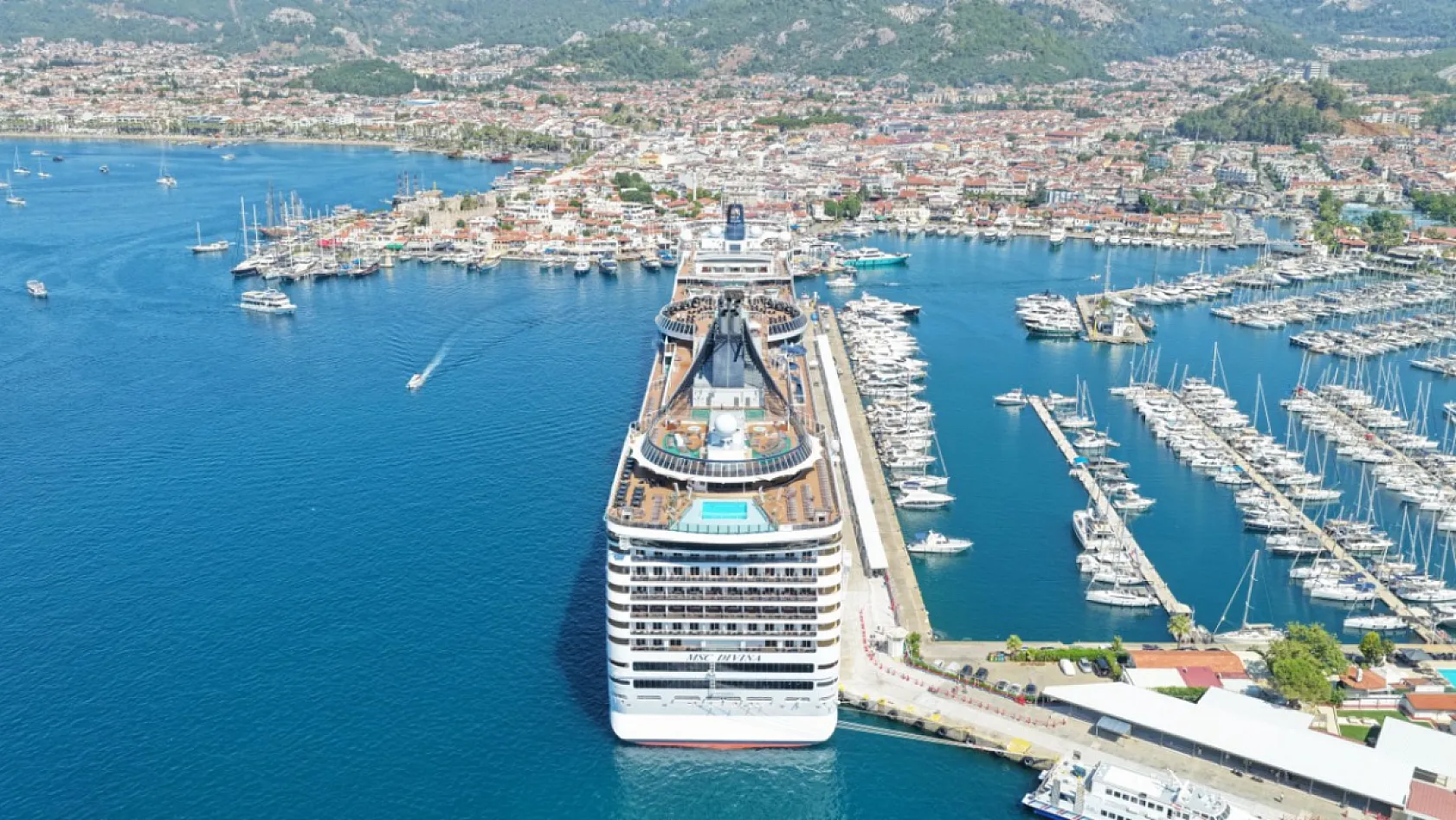Marmaris'e 'MSC Divina' kruvaziyeri 4 bin 121 turist getirdi