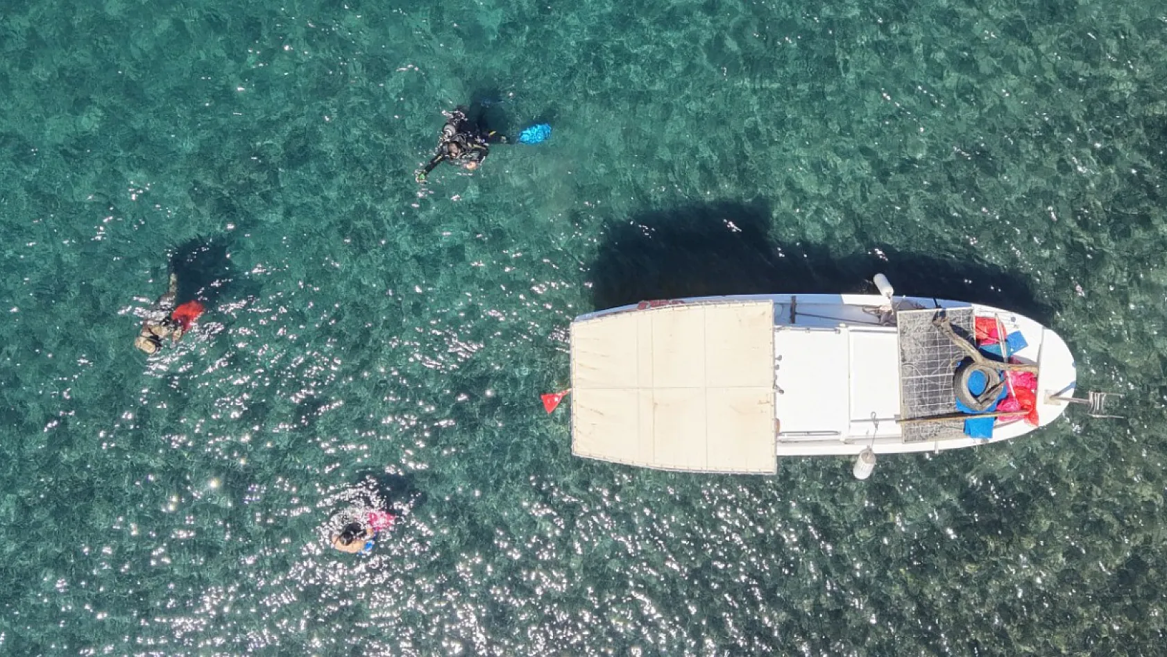 Bodrum'da dalgıçlar deniz dibinden 250 kilogram atık çıkardı