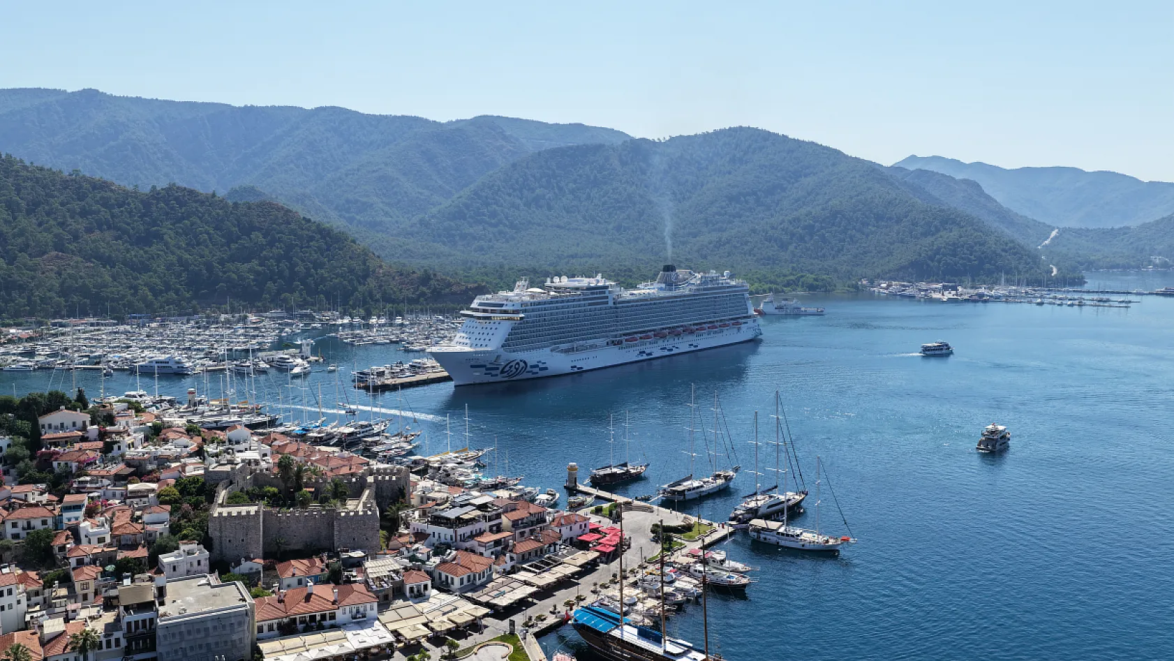 'Aroya' kruvaziyeri Marmaris'e 2 bin 667 turist getirdi
