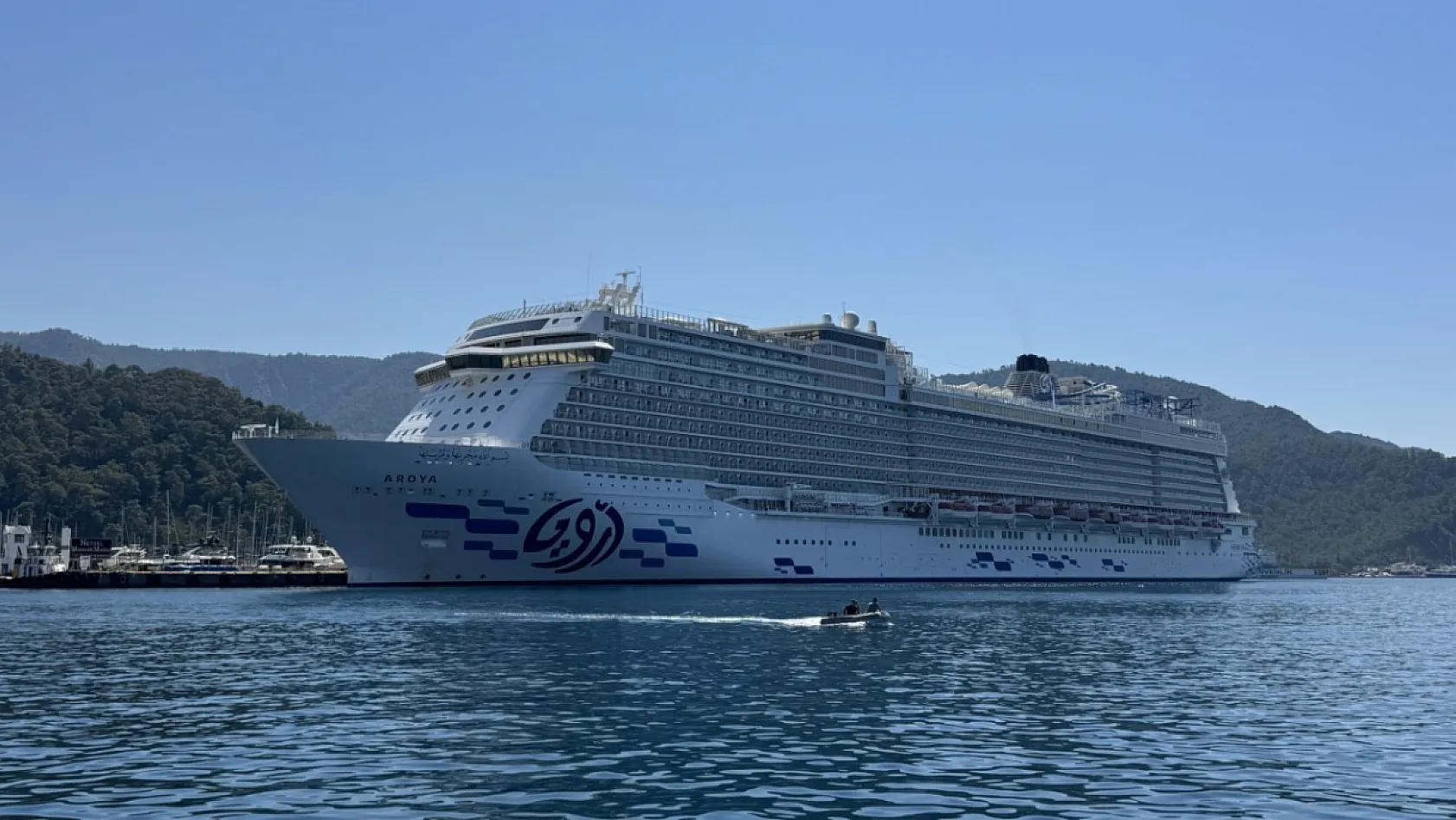 'Aroya' kruvaziyeri Marmaris'e 2 bin 667 turist getirdi