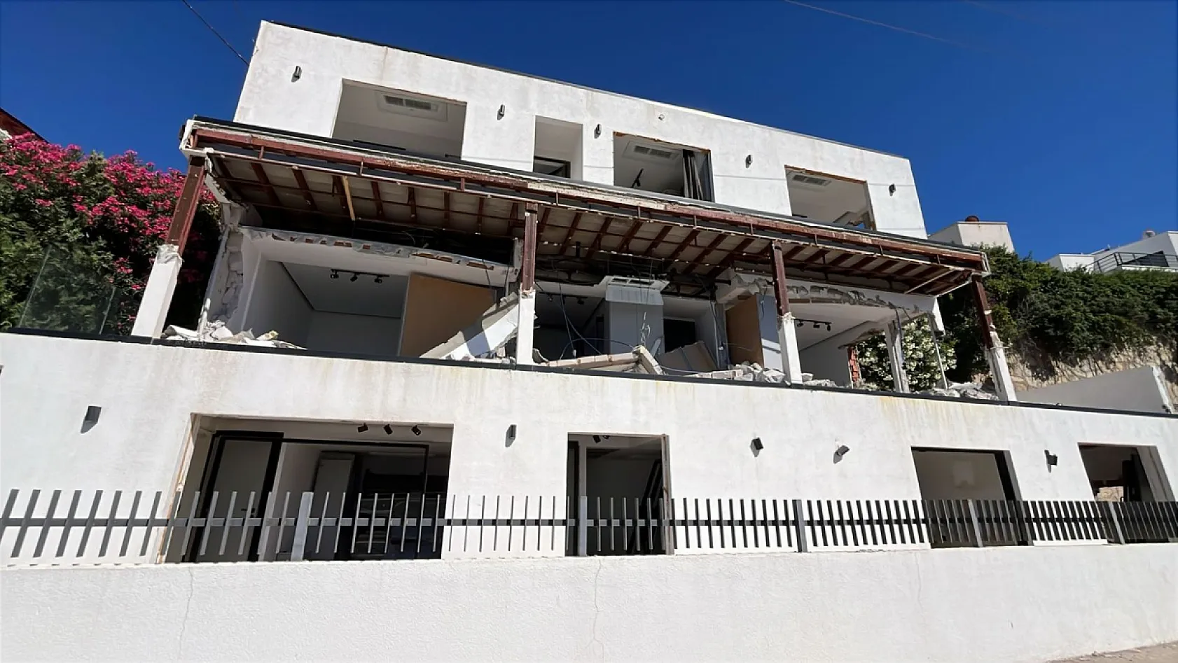 Bodrum'da kaçak olduğu belirlenen 53 yapı yıkıldı