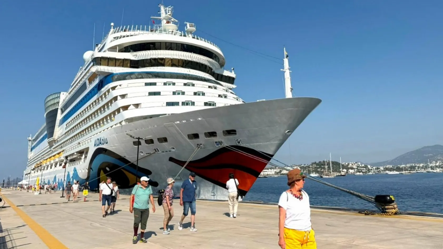 'Aidablu' kruvaziyeri Bodrum'a 2 bin 349 turist getirdi